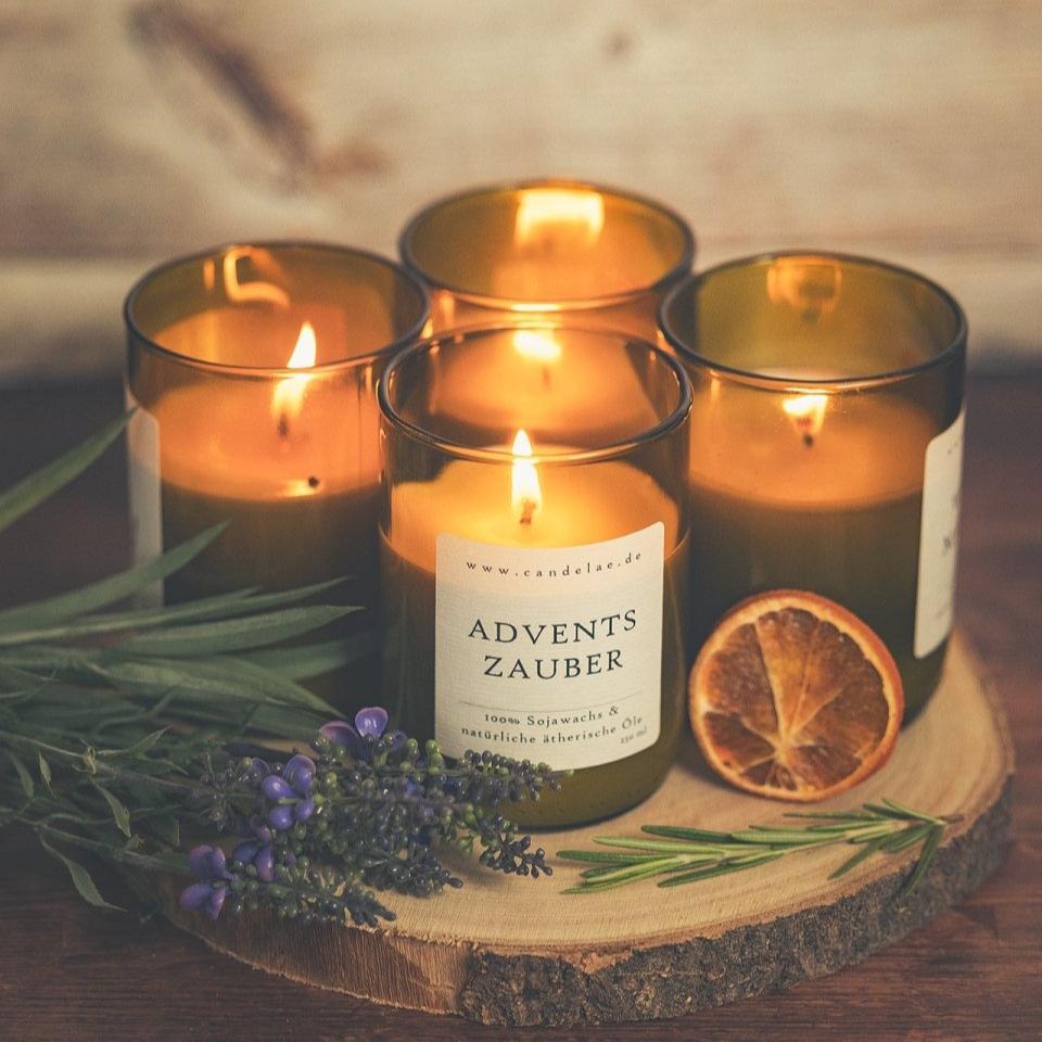 Natürliche Duftkerze Adventszauber von Candelae, handgefertigt aus recyceltem Glas und Sojawachs, Adventsduft mit ätherischen Ölen wie Blutorange und Rosmarin