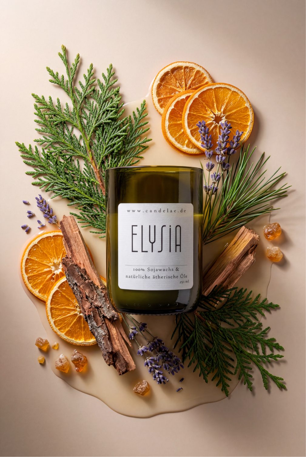 Gute Duftkerze aus Sojawachs im recycelten Glas, umgeben von Zedernholz, Lavendel, Zitrusfrüchten und Tannenzweigen
