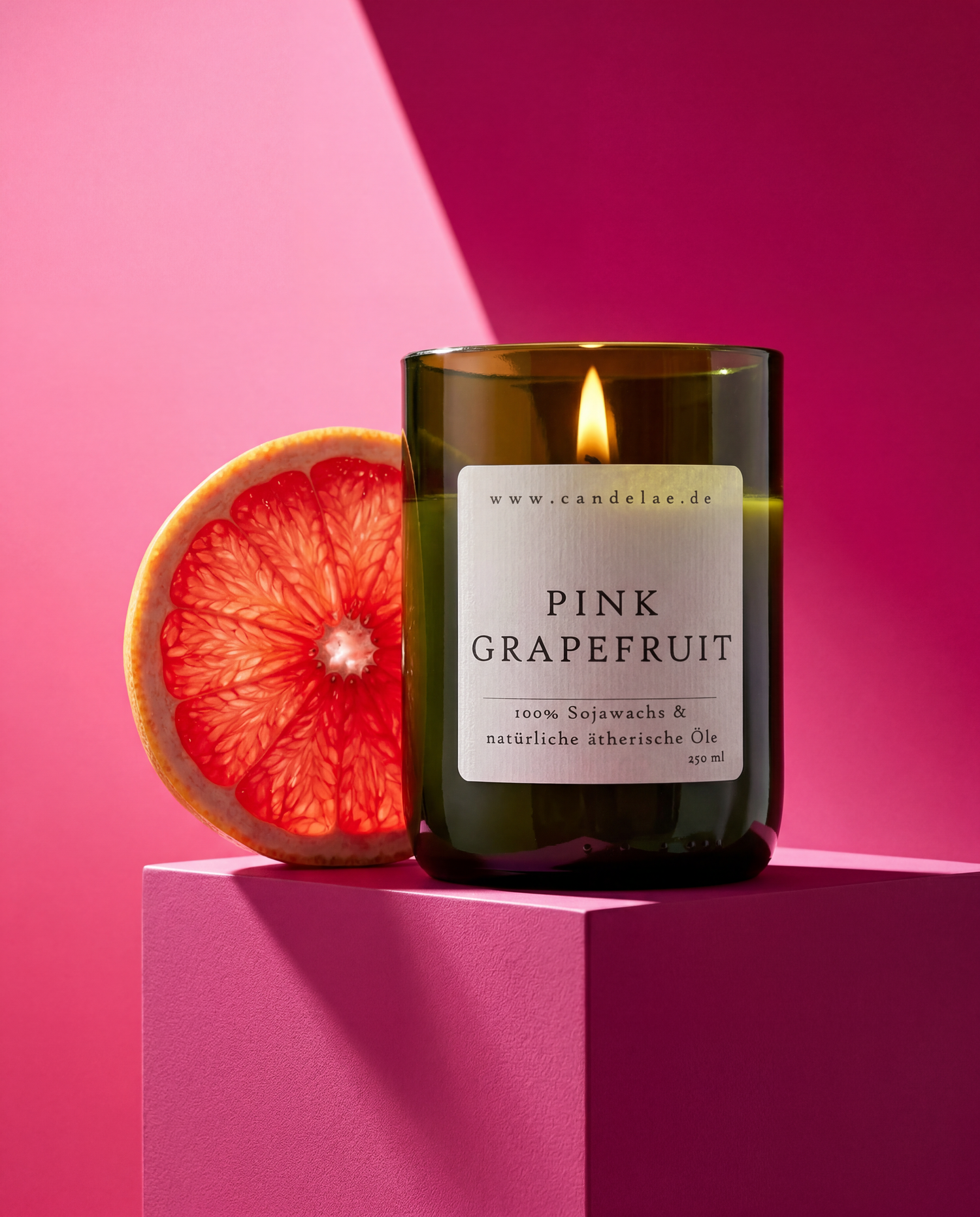 Pink Grapefruit Duftkerze aus Sojawachs im recycelten Weinflaschenglas mit natürlichem Zitrusduft