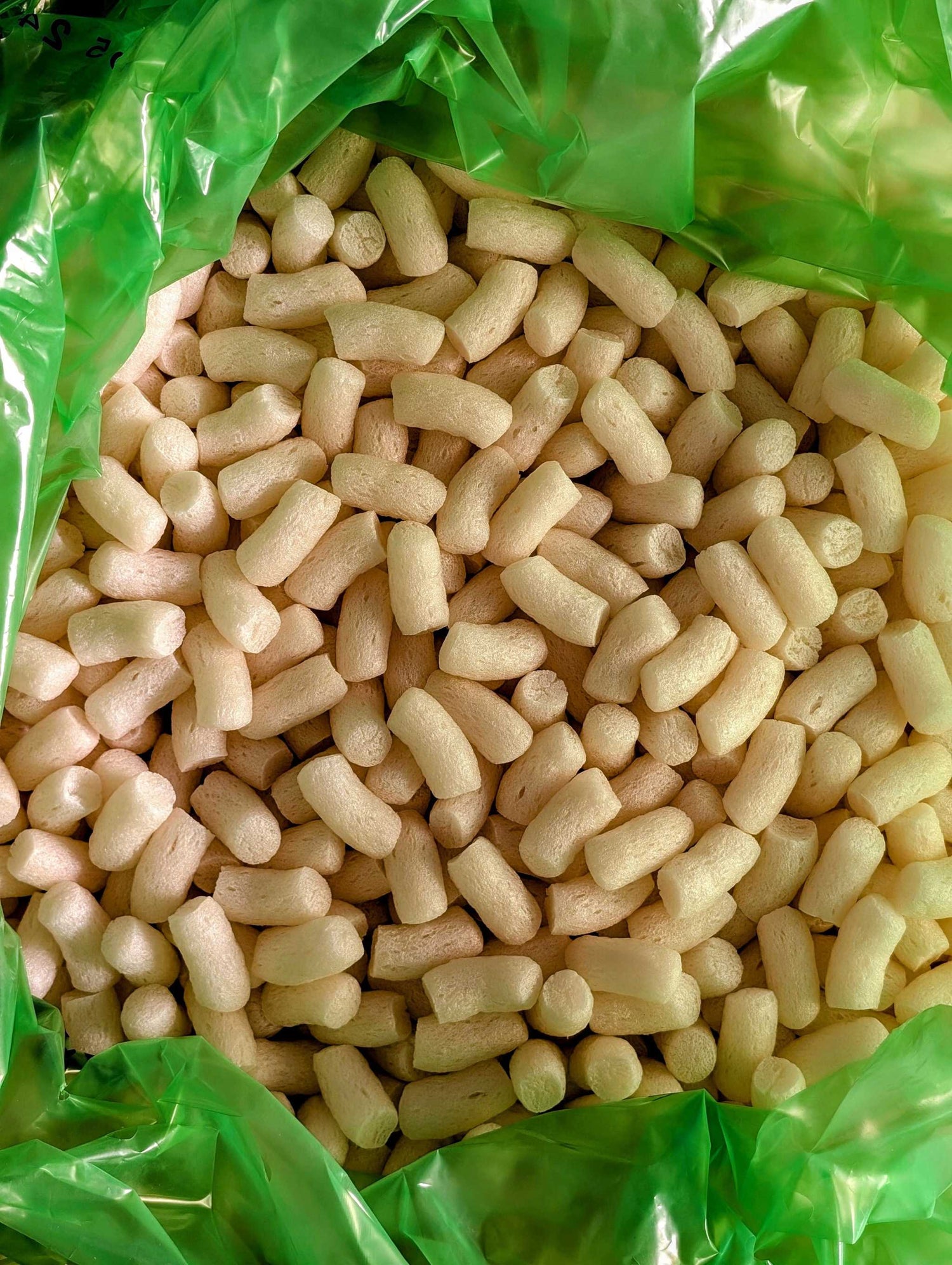 Nachhaltige umweltfreundliche Kerzenverpackungen von Candelae mit biologisch abbaubaren Maisstärke-Chips und upgecycelten Weinflaschen-Kerzengläsern