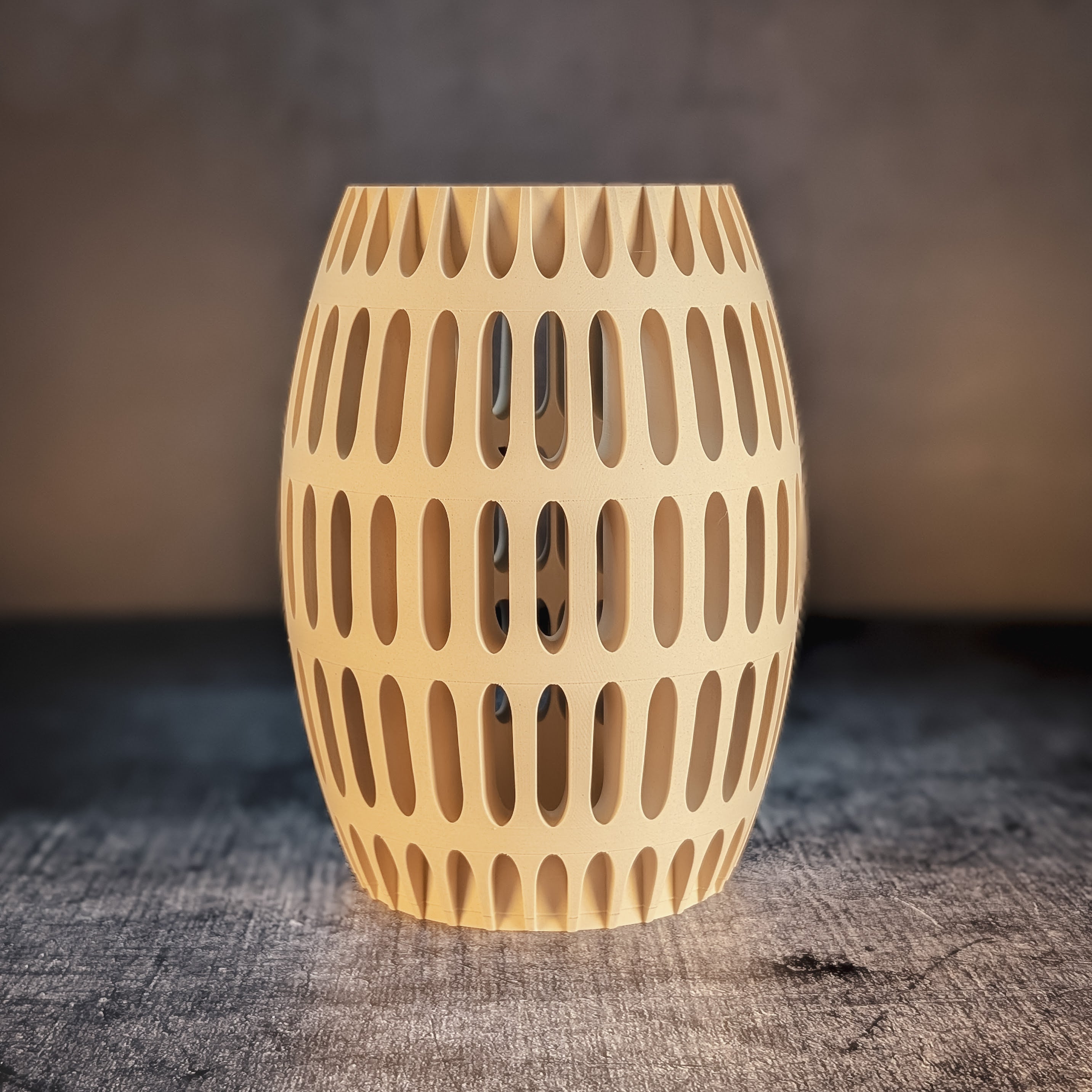 Havas Vase aus nachhaltigem PLA Wood White Oak mit geometrischen Öffnungen und moderner Holzoptik, perfekt für Trockenblumen und als stilvolles Dekorationsobjekt.