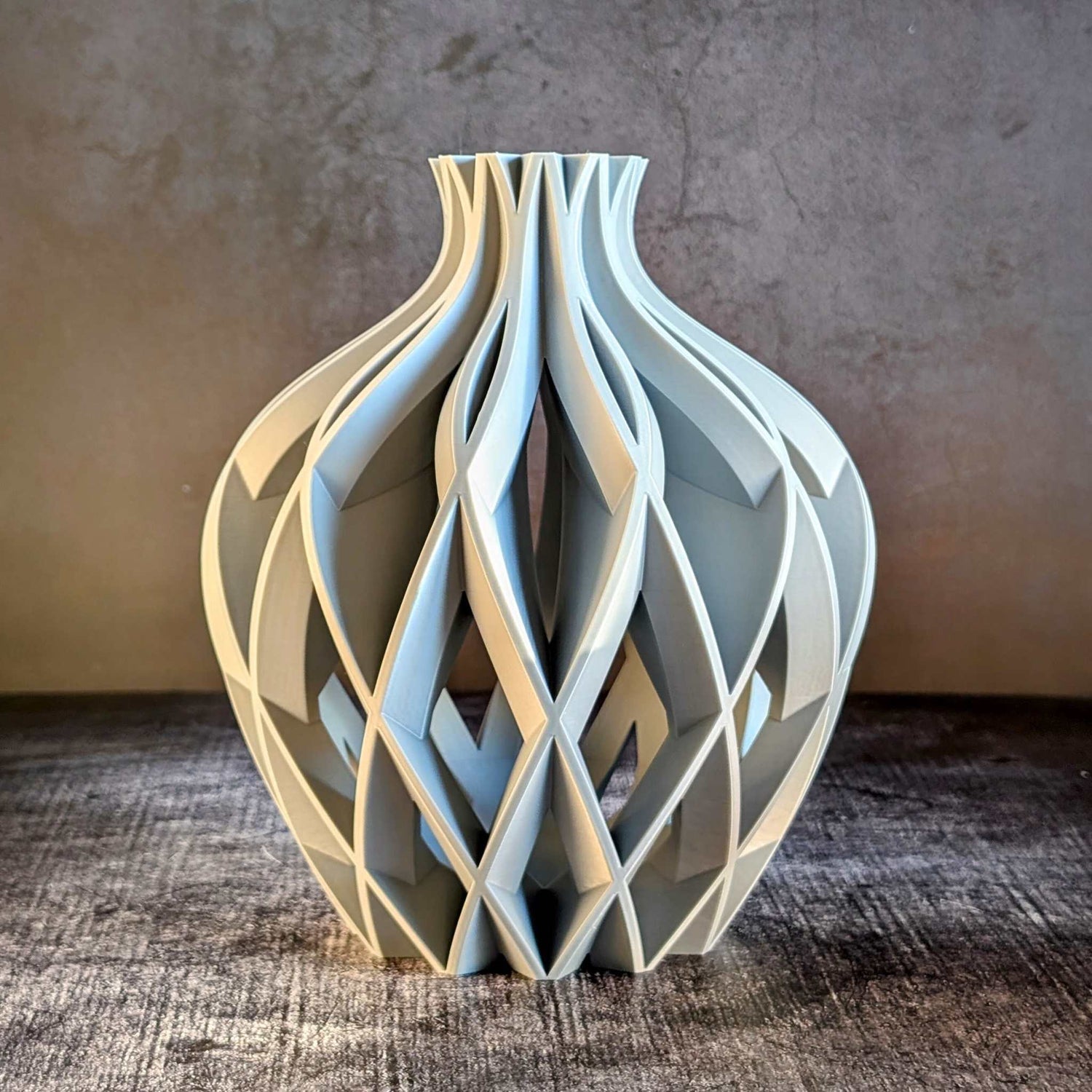 KOVO Vase aus nachhaltigem PLA mit modernem, grauem Design und filigranen Linien