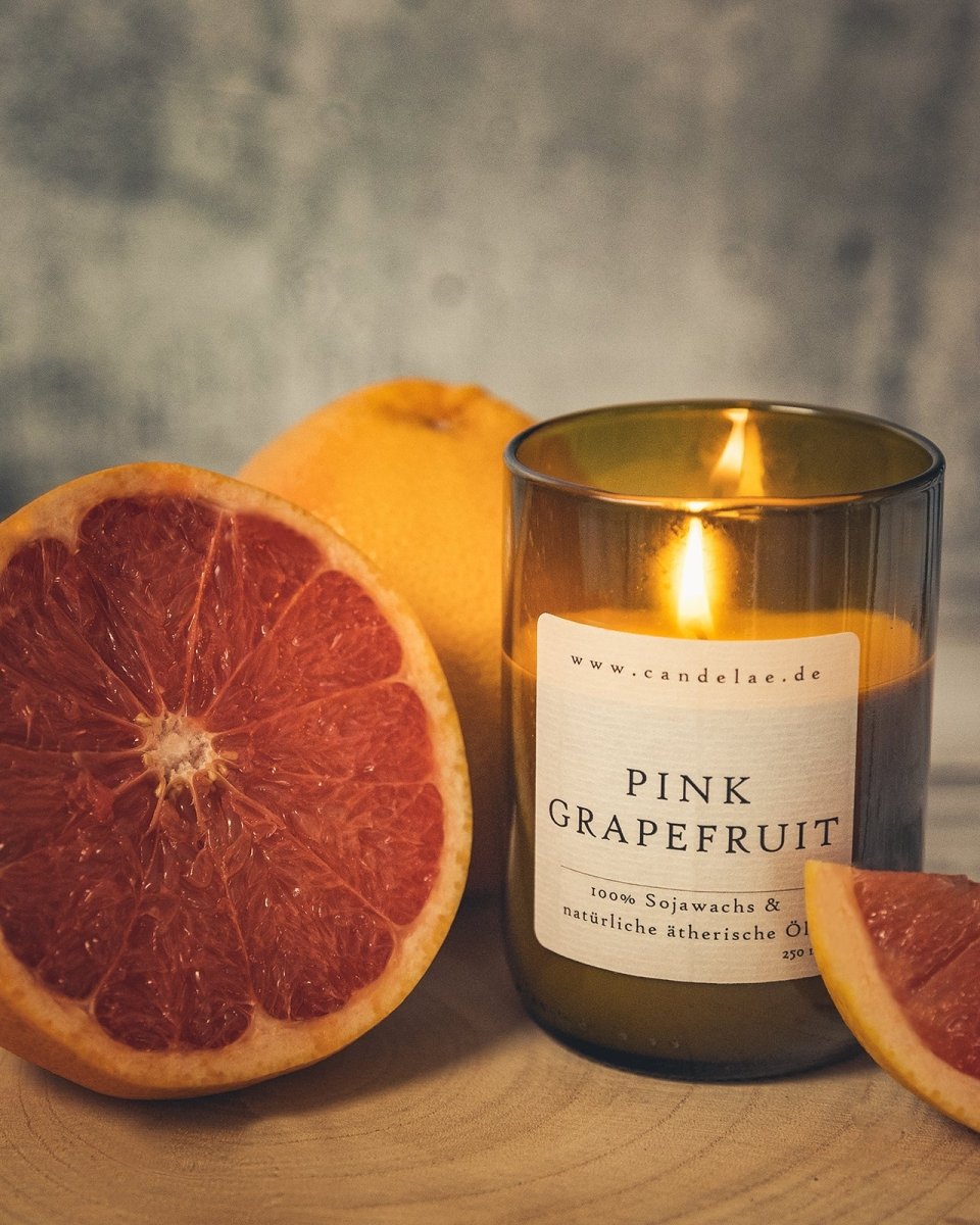 Belebe Deine Sinne mit der natürlichen Kraft der pink Grapefruit – Candelae's Duftkerze in einer recycelten Weinflasche - Candelae Duftkerzen