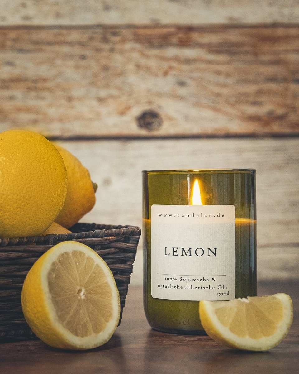 Lemon Duftkerze von Candelae aus Sojawachs in recycelter Weinflasche mit erfrischendem Zitronenduft