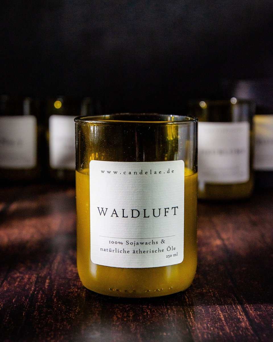 Handgefertigte Duftkerze Waldluft aus recycelter Weinflasche mit Sojawachs und natürlichen ätherischen Ölen