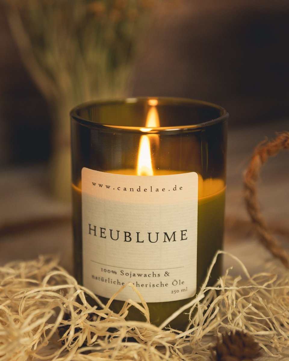 Nachhaltige Duftkerze Heublume von Candelae in recycelter Weinflasche mit natürlichen ätherischen Ölen