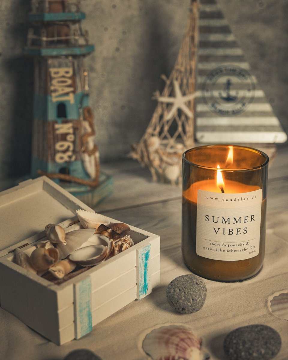 umweltfreundliche Duftkerze Summer Vibes in recycelter Weinflasche mit natürlichen ätherischen Ölen und Sojawachs