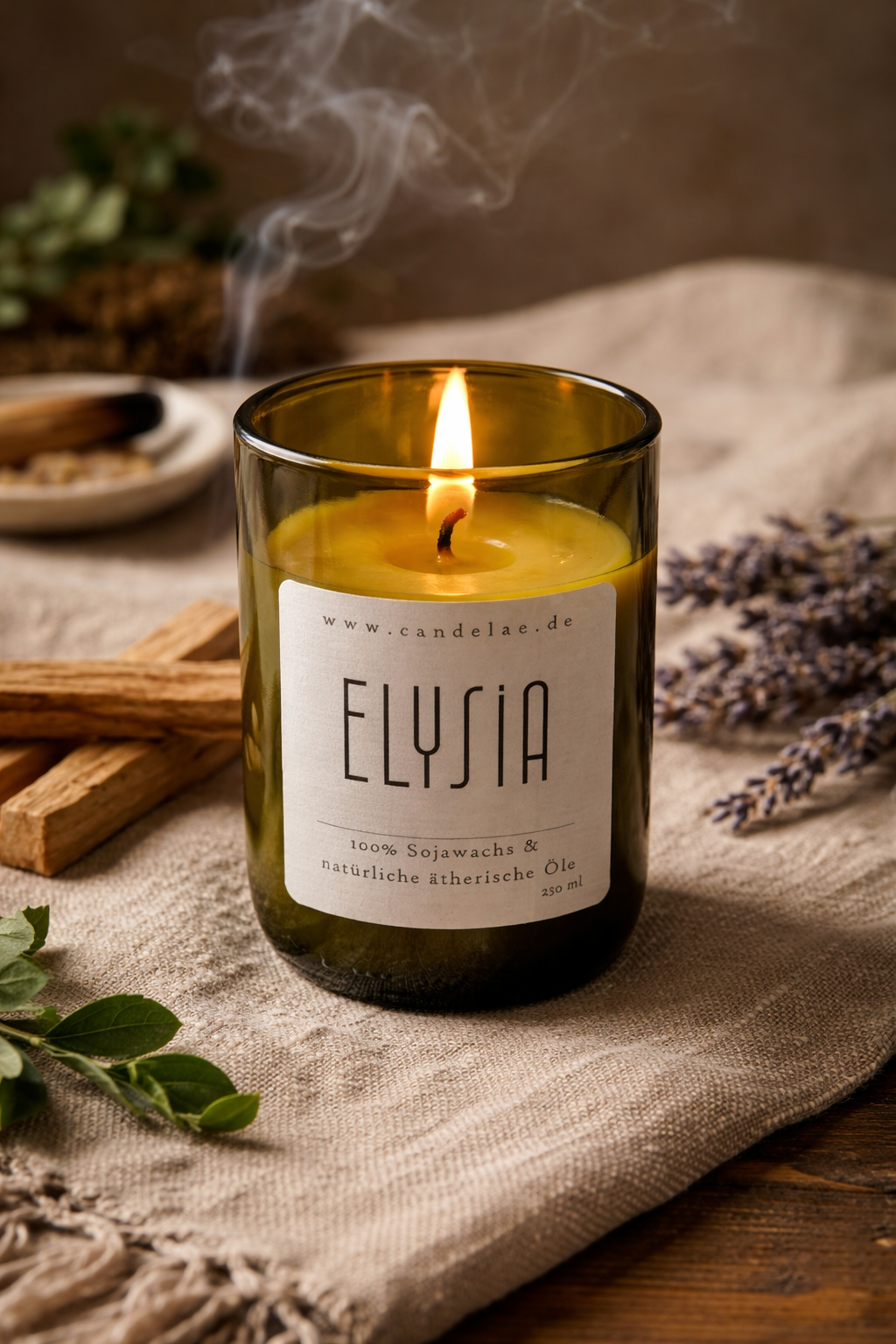 Natürliche Duftkerze aus Sojawachs von Candelae im recycelten Weinflaschenglas – Duft Elysia mit ätherischen Ölen in gemütlicher Atmosphäre