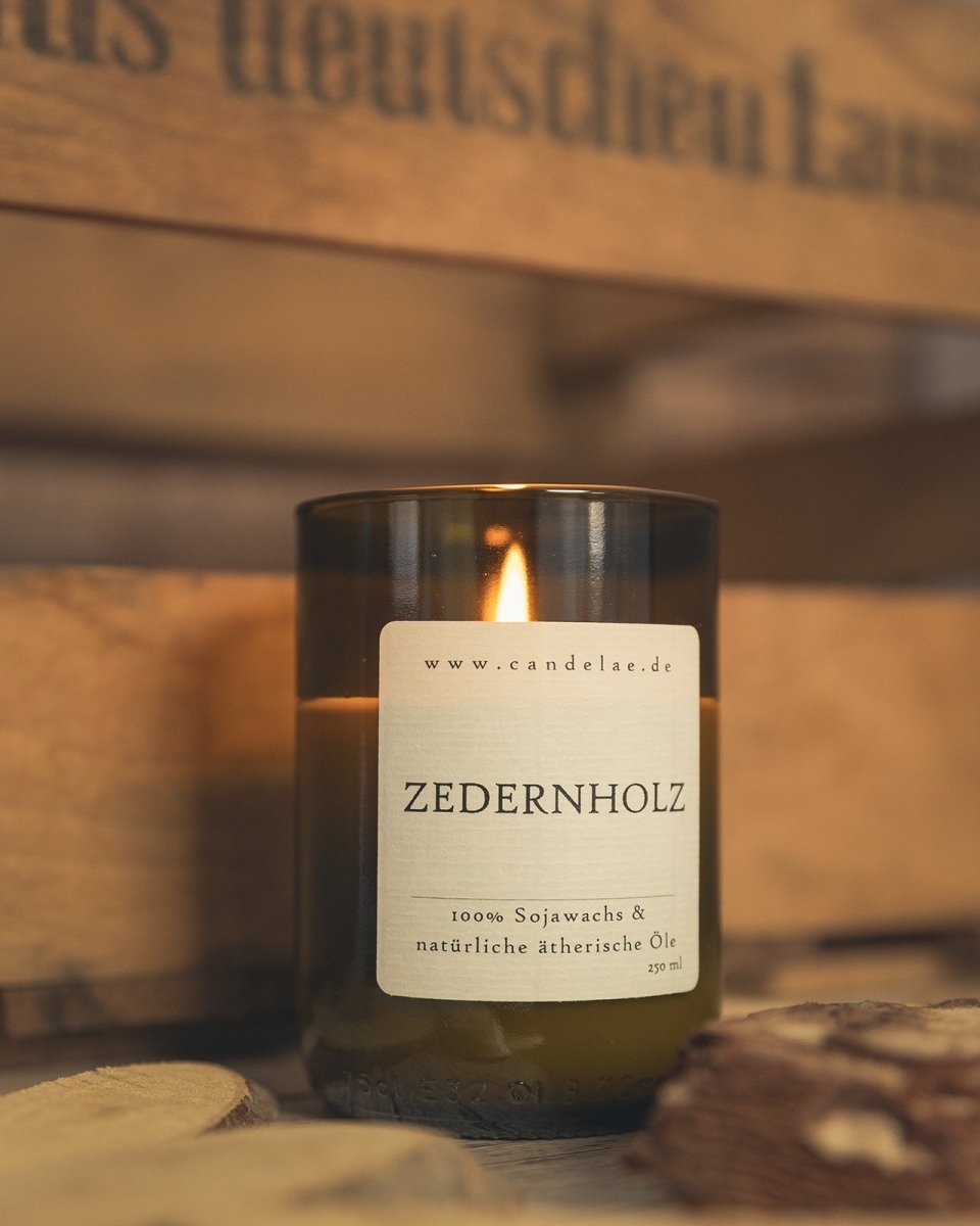 Zedernholz-Ätherisches Öl: Ein wohltuender Duft für Sojawachs-Kerzen - Candelae Duftkerzen 