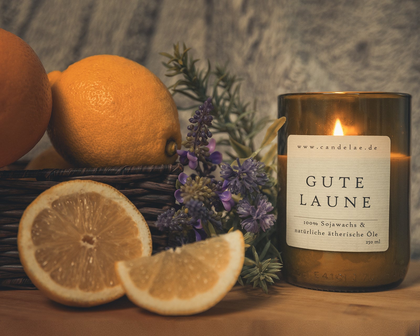 Natürliche Duftkerzen aus Sojawachs in recyceltem Weinglas – Duft Gute Laune von Candelae