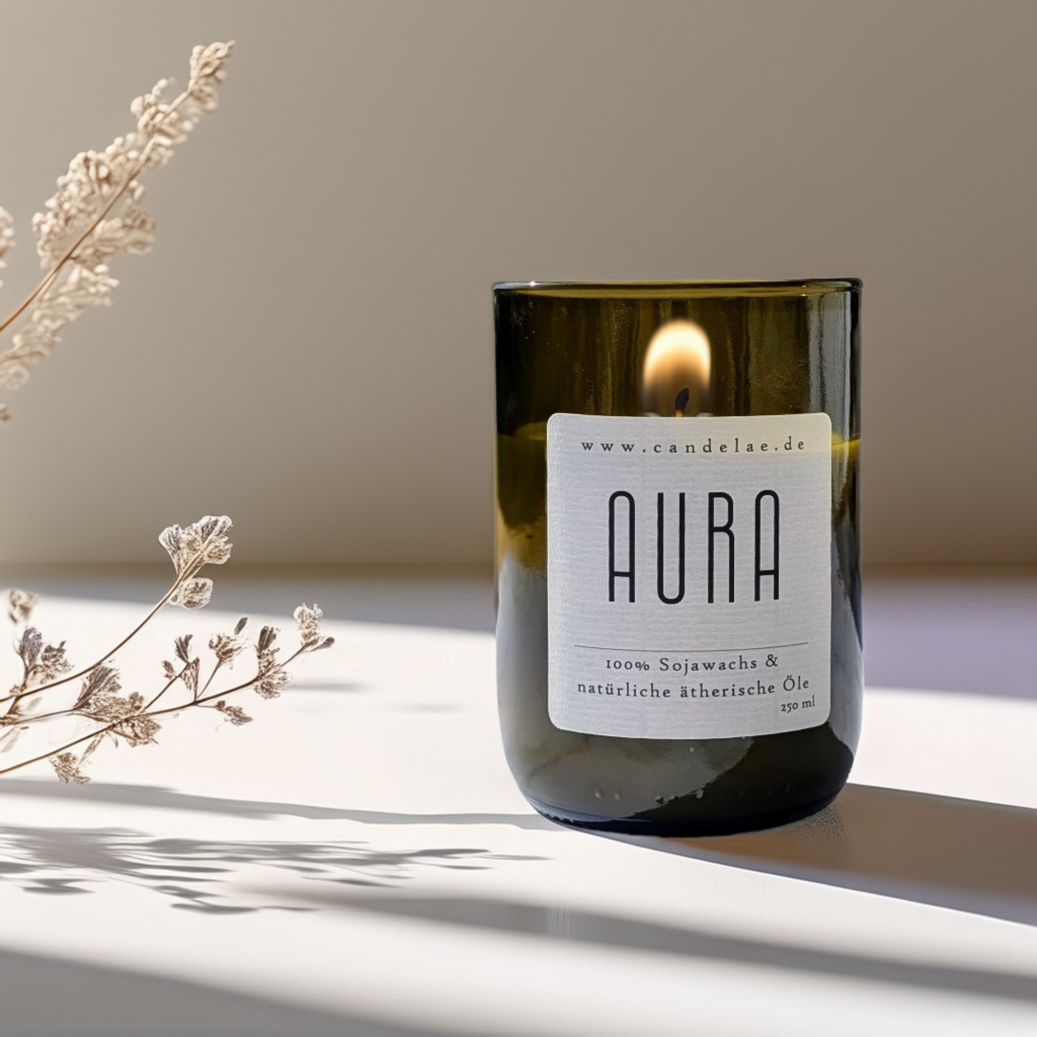 AURA Duftkerze aus recycelter Weinflasche mit Sojawachs und ätherischen Ölen – handgegossen von Candelae, nachhaltig & vegan