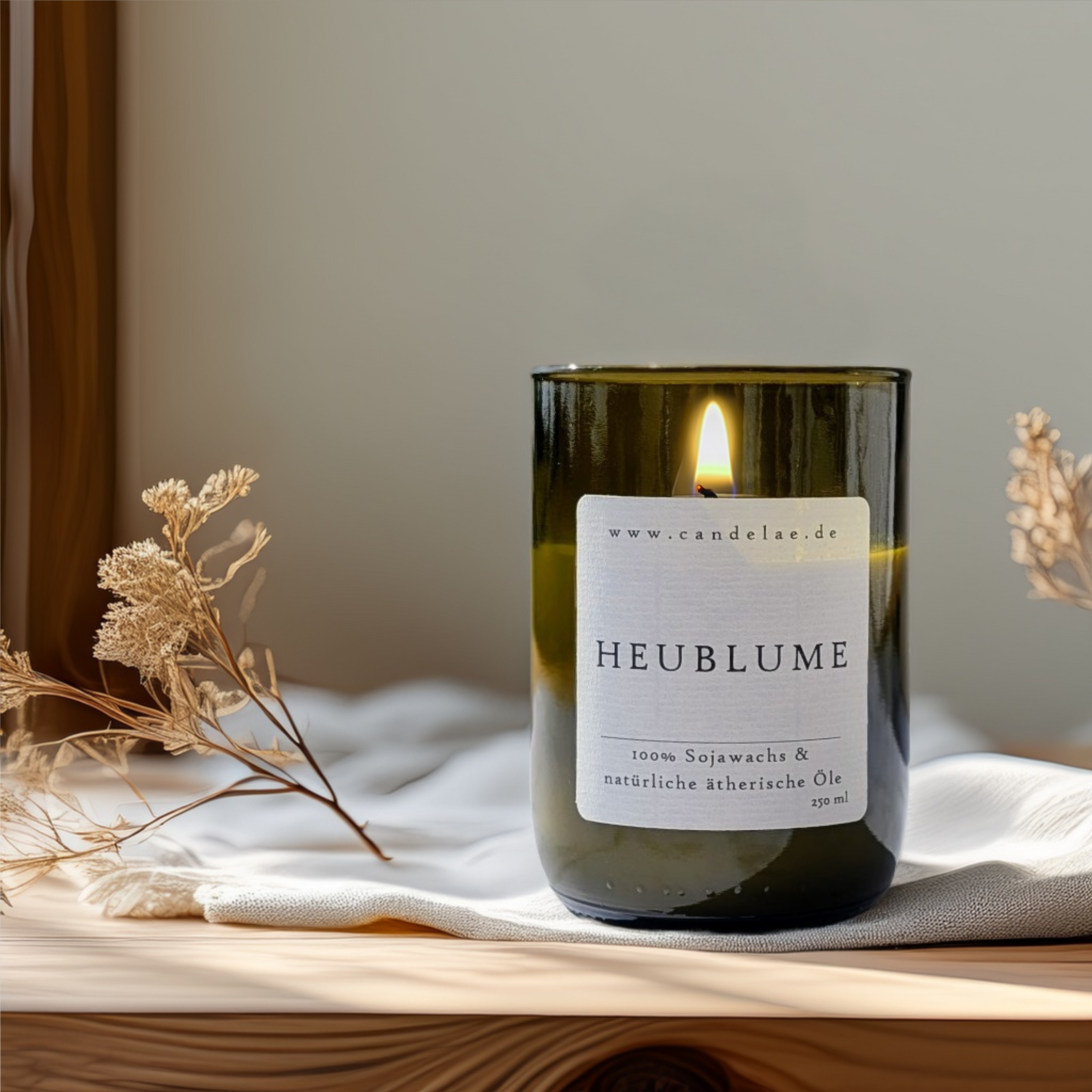 Nachhaltige Duftkerze Heublume aus Sojawachs im recycelten Weinglas – handgegossen von Candelae, vegan & umweltfreundlich