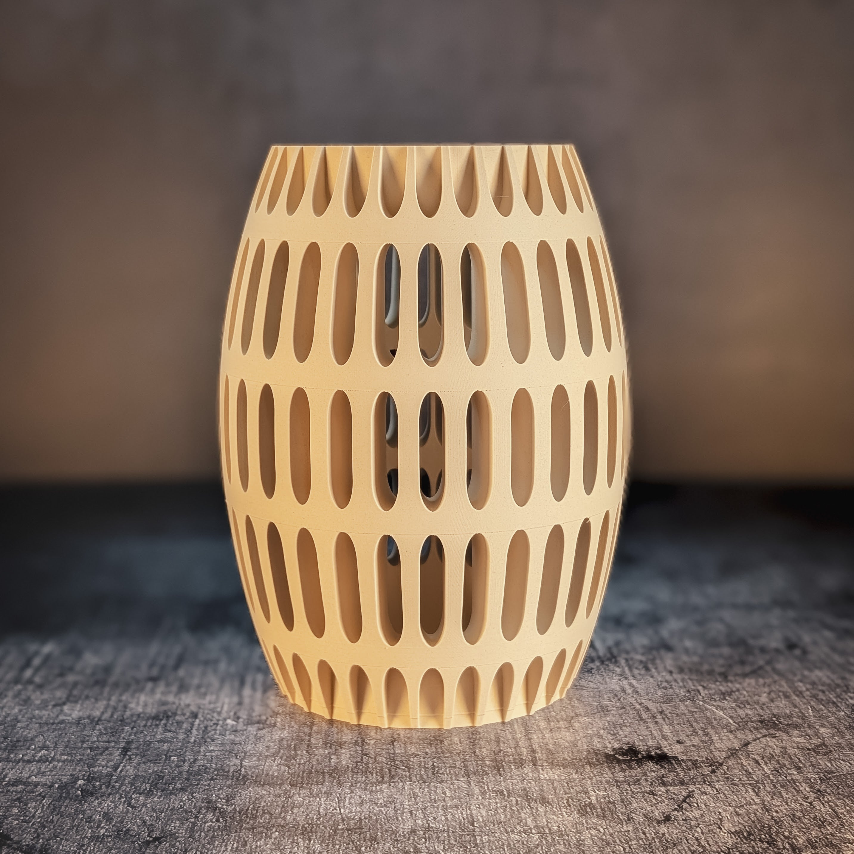 Moderne Design-Vase aus PLA Wood im 3D-Druck – Teil der Unikat Kollektion von Candelae, nachhaltig & einzigartig