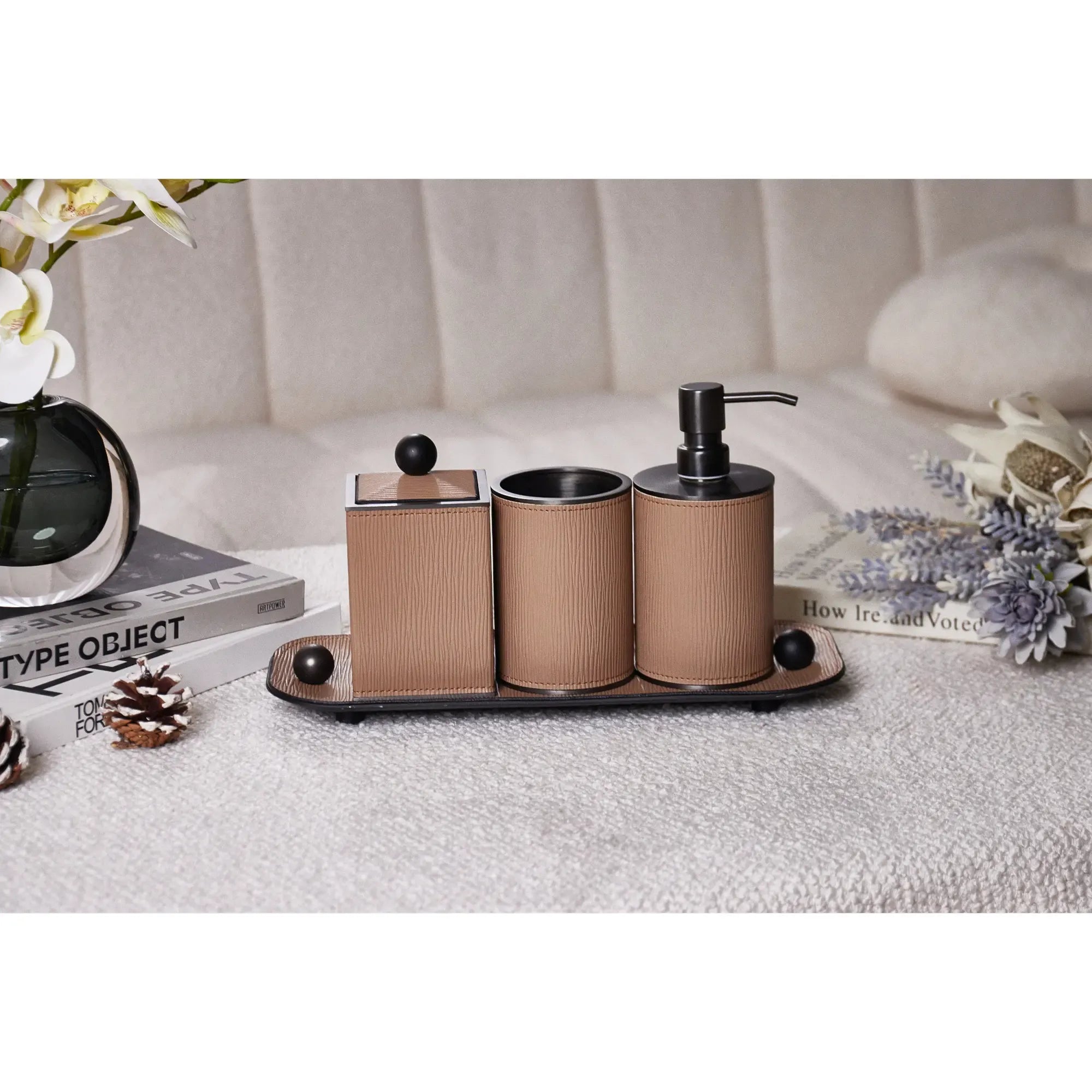 Badezimmer-Set - aus 4 Teilen - Luxus Feinleder Badset Seifenspender Eleganza Bath