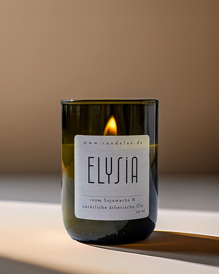 Elysia Duftkerze aus Sojawachs mit holzig-floralem Duftprofil