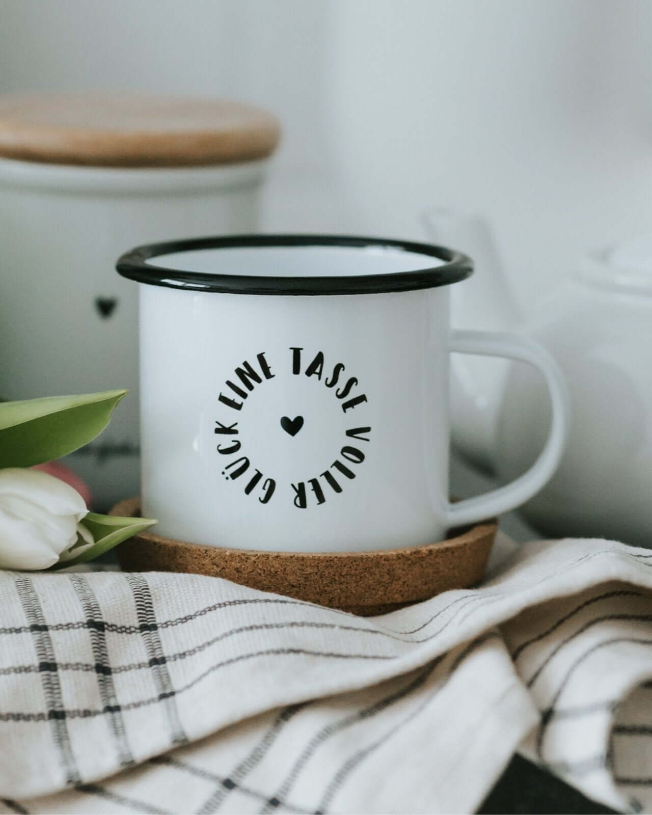 Voller Glück · Emaille-Tasse