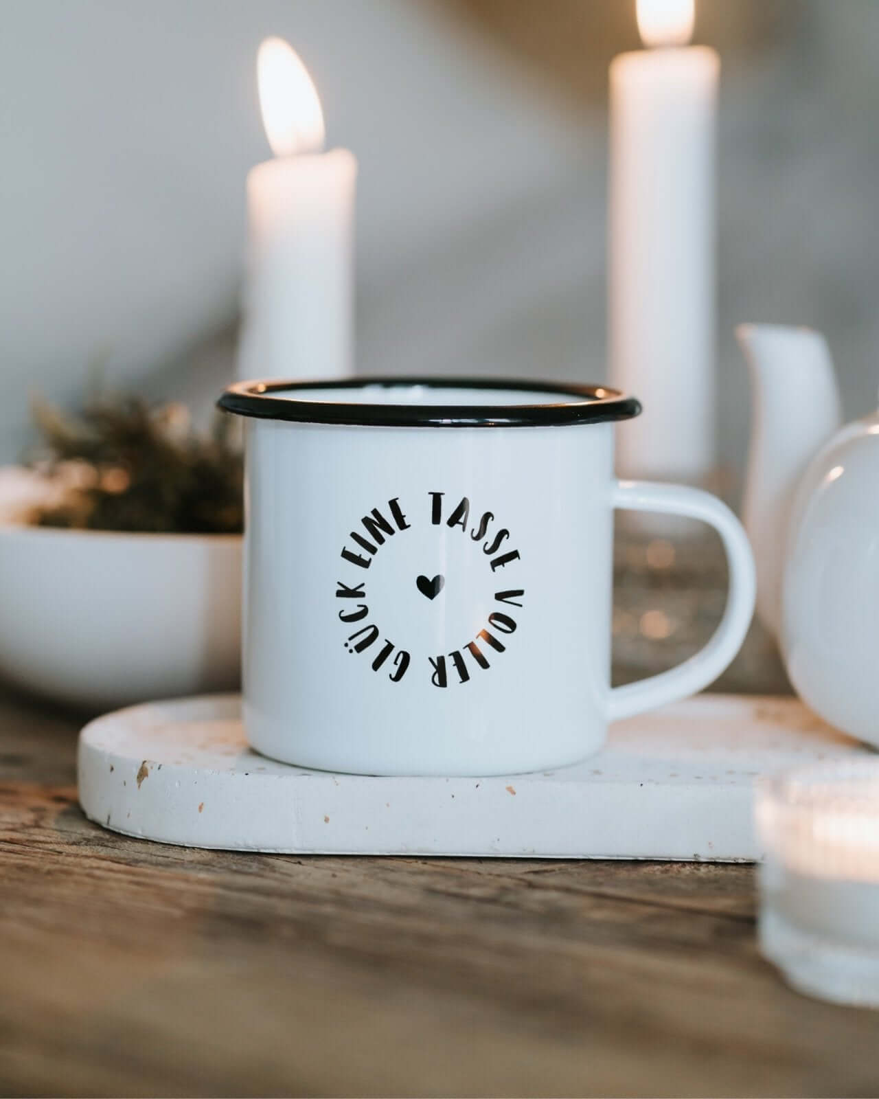 Voller Glück · Emaille-Tasse