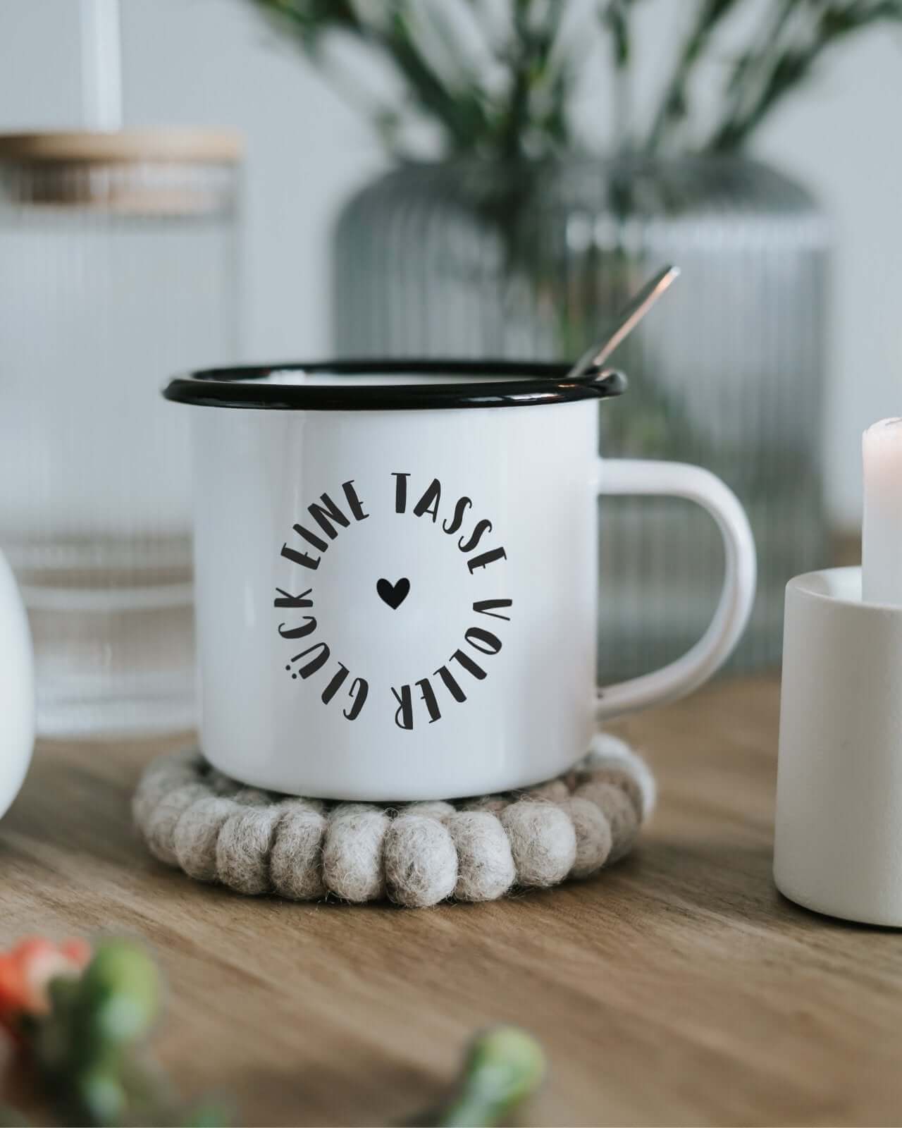 Voller Glück · Emaille-Tasse