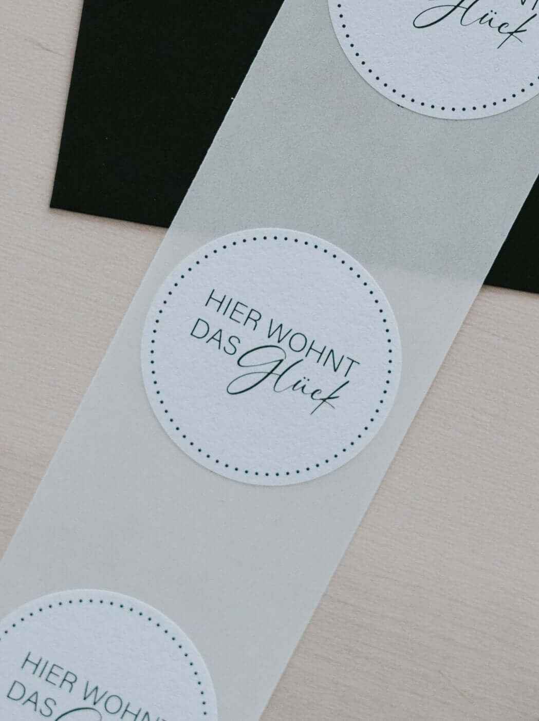 Hier wohnt · Aufkleber