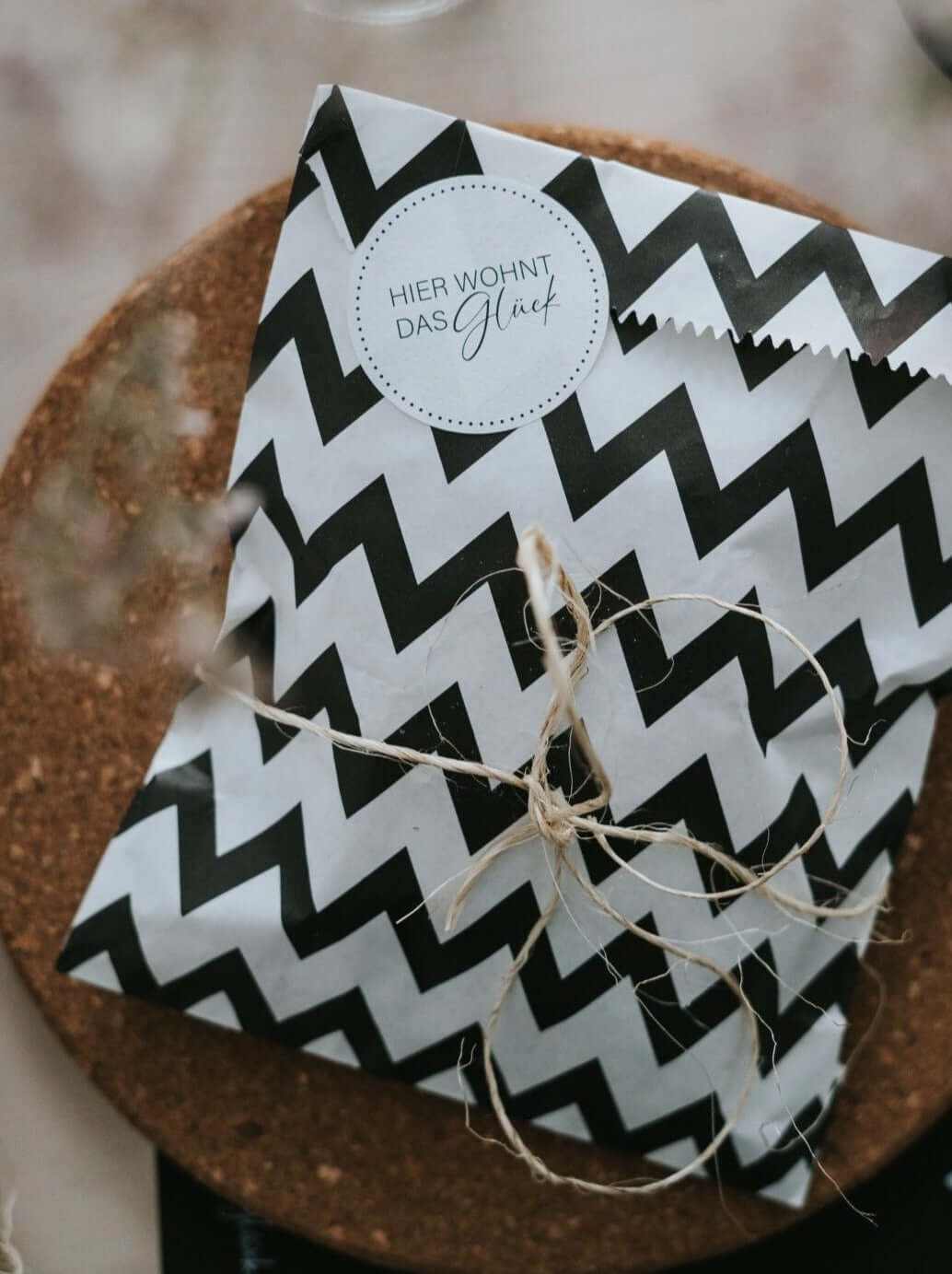 Hier wohnt · Aufkleber