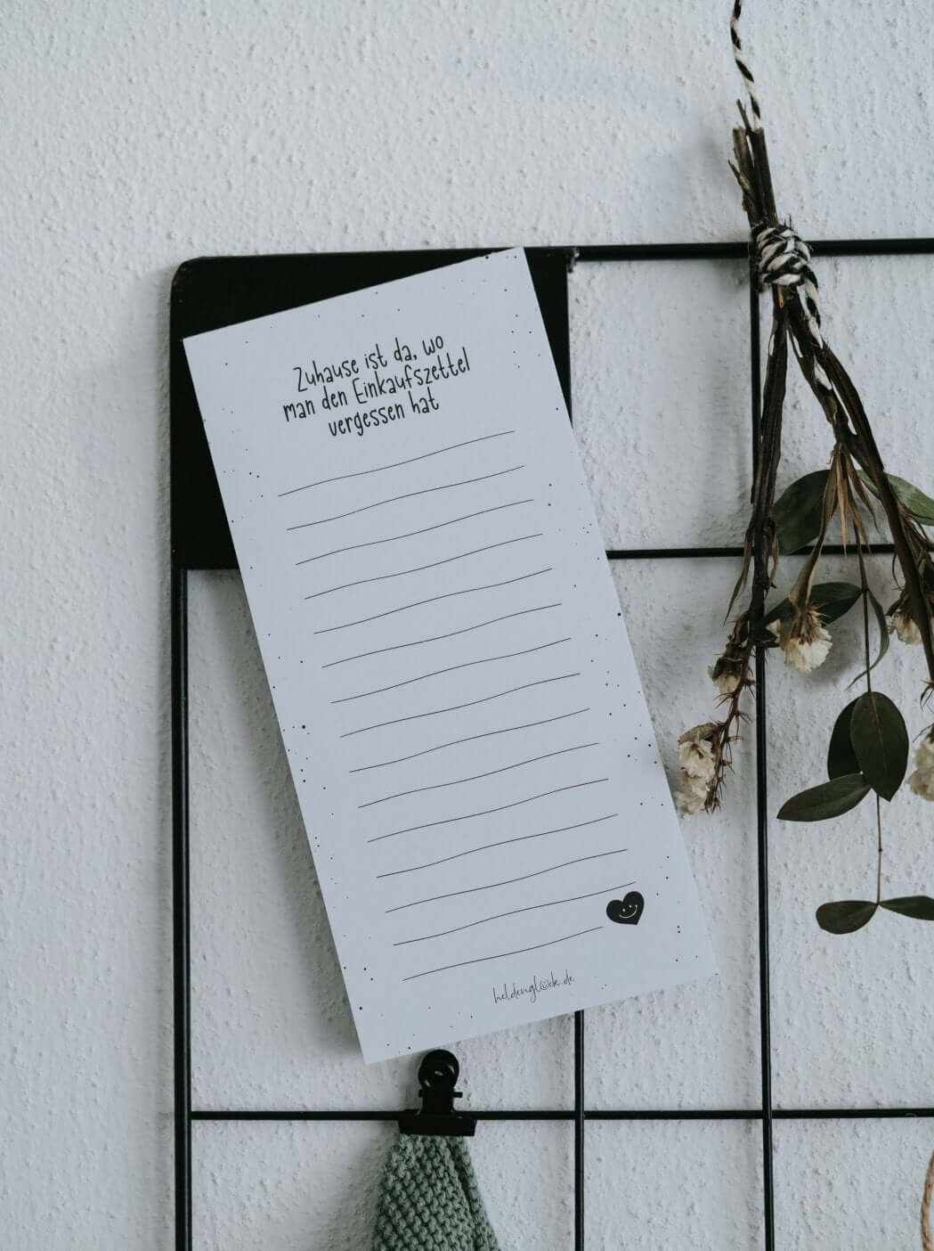 Magnetischer Einkaufszettel mit nachhaltigem Papier am Kühlschrank befestigt