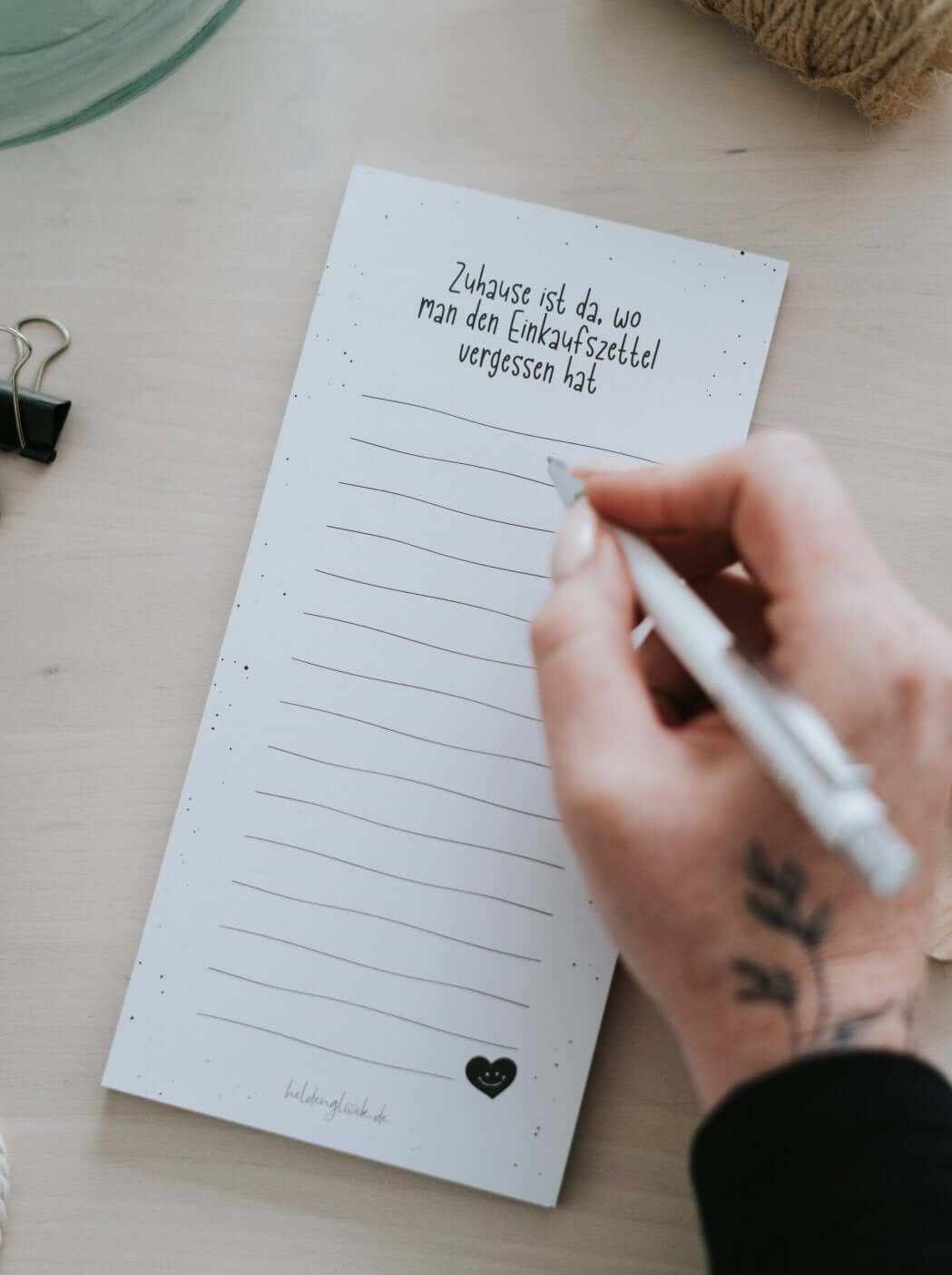 Magnetischer Einkaufszettel mit 50 nachhaltigen Blättern am Kühlschrank befestigt