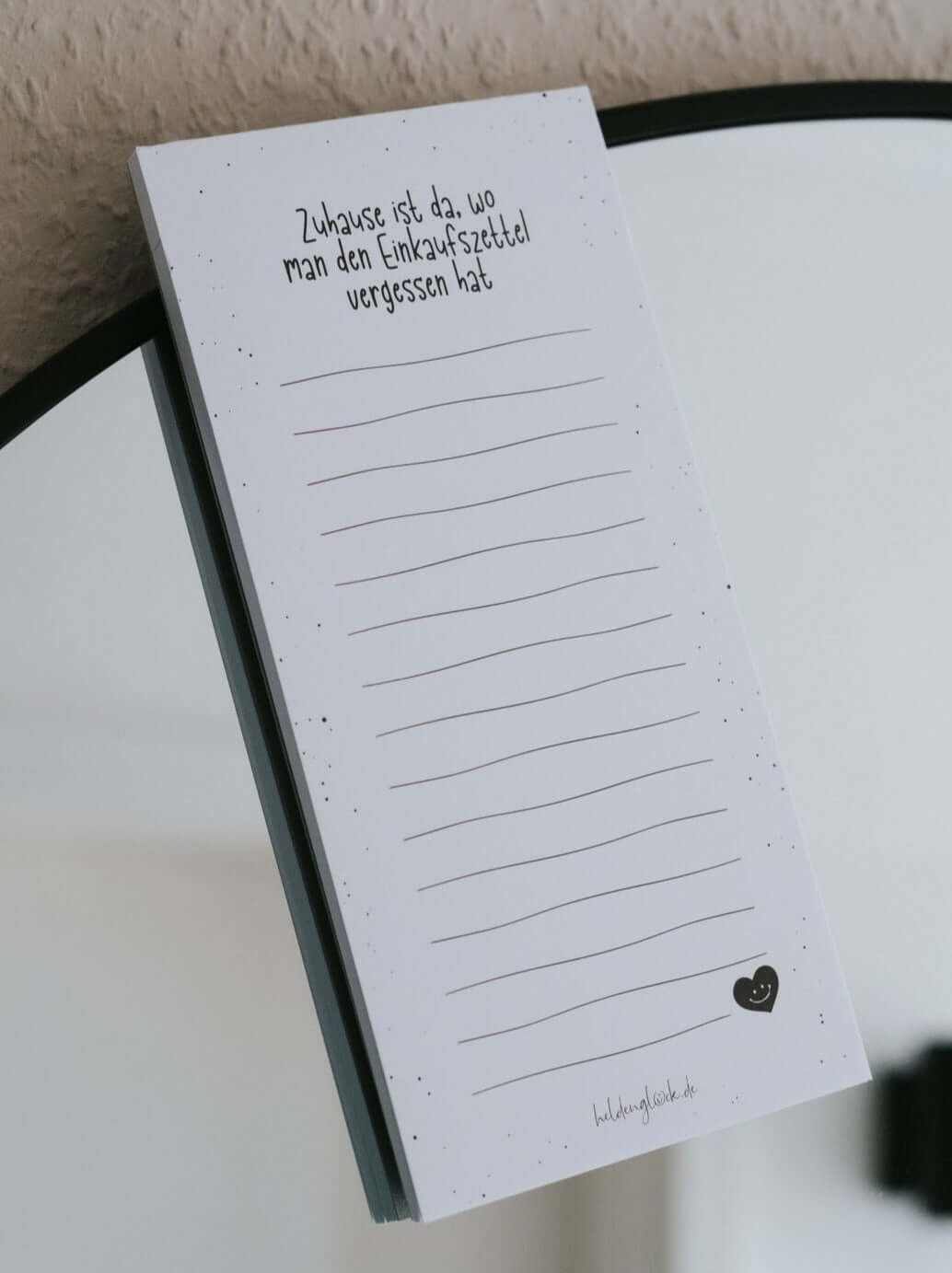 Magnetische Einkaufsliste auf nachhaltigem Naturpapier am Kühlschrank befestigt