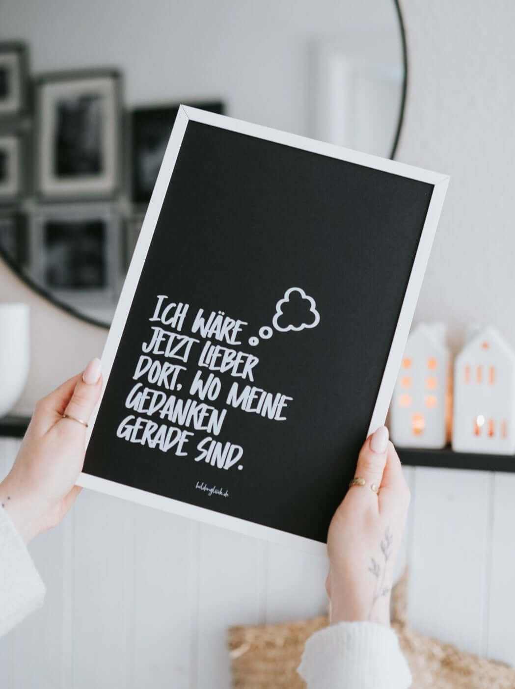 Poster „Ich wäre jetzt lieber dort…“ in modernem Schwarz-Weiß-Design mit poetischem Spruch auf hochwertigem mattem DIN A4 Papier, nachhaltig produziert in Deutschland