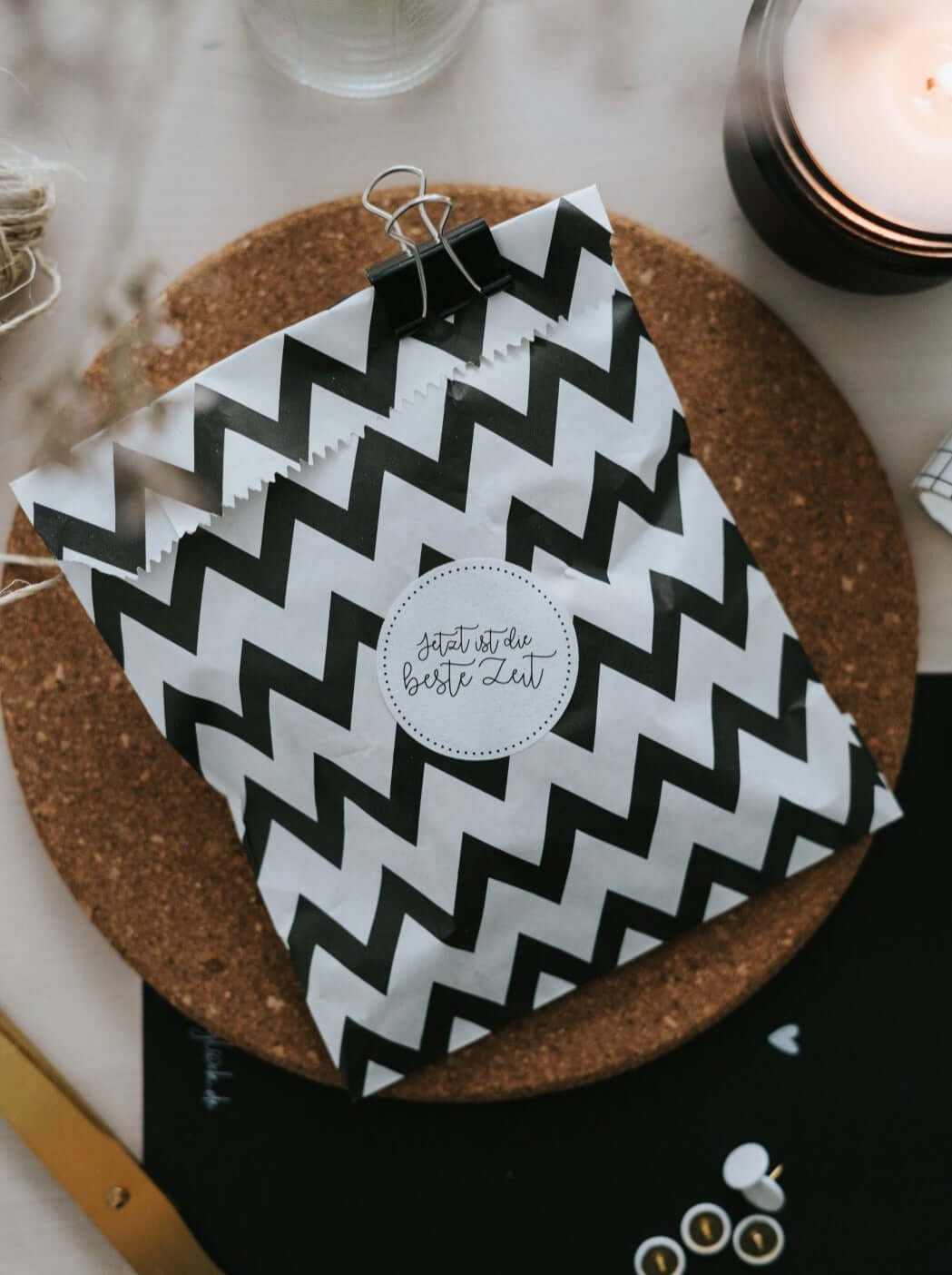 Weißer Aufkleber „Jetzt ist die beste Zeit“ 4 cm, motivierend, nachhaltig, für Geschenke und Karten