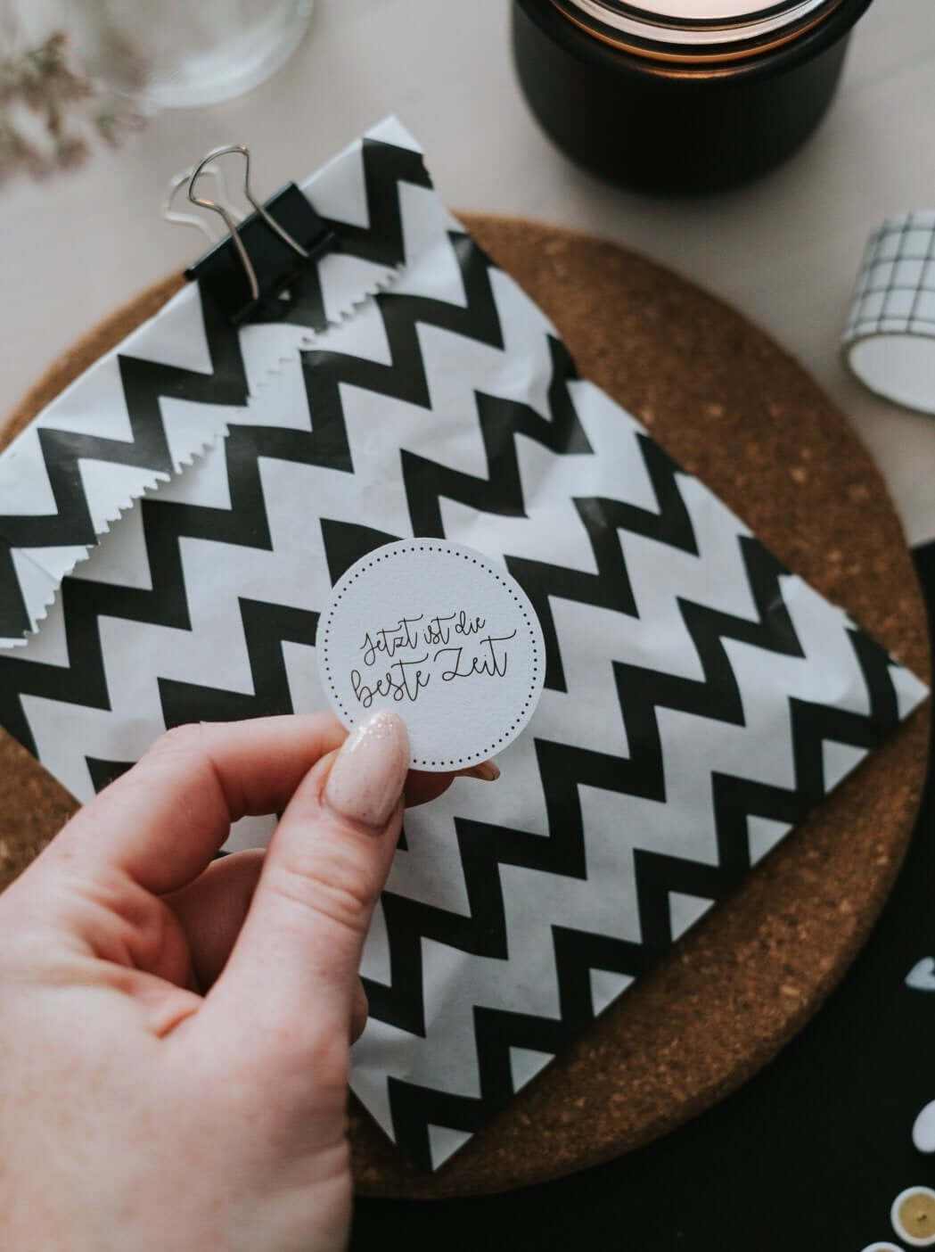 Weißer Aufkleber „Jetzt ist die beste Zeit“ mit motivierendem Spruch für Geschenke, 4 cm Durchmesser, nachhaltig produziert in Deutschland