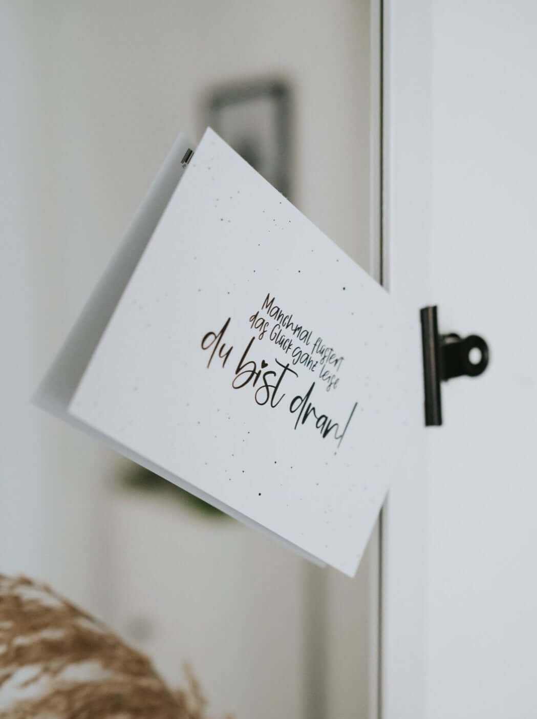 Postkarte Manchmal flüstert das Glück mit motivierendem Spruch auf nachhaltigem FSC-Papier