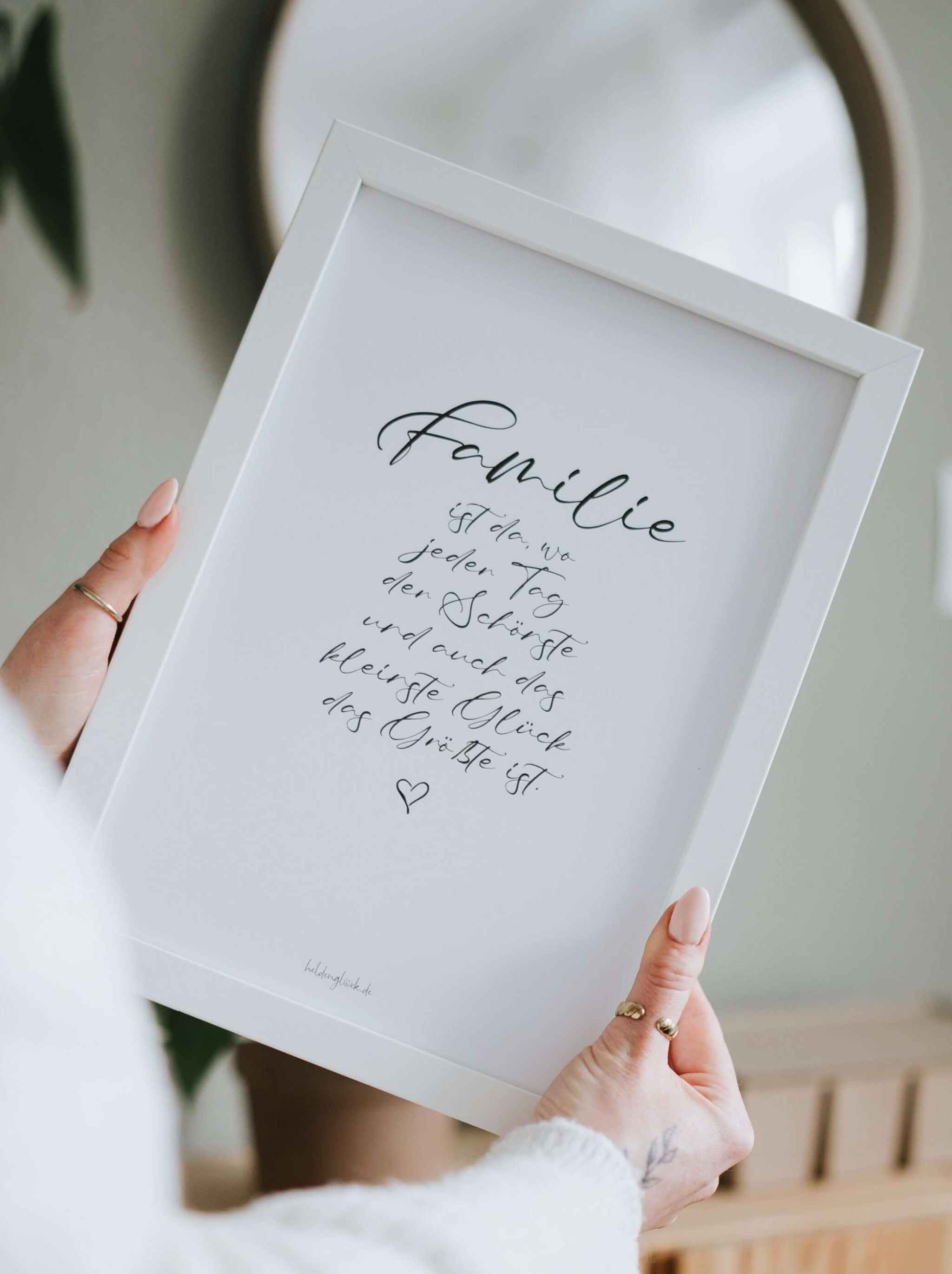 Schwarz-weißes Poster Familie mit liebevollem Spruch auf hochwertigem DIN A4 Papier