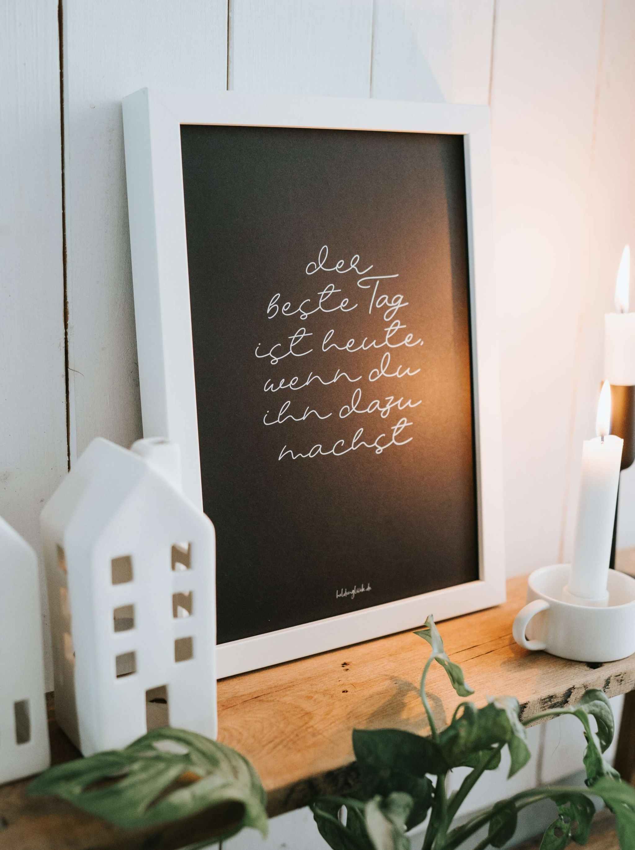 Poster Der beste Tag mit inspirierendem Spruch in modernem Schwarz-Weiß-Design auf FSC-zertifiziertem DIN A4-Papier