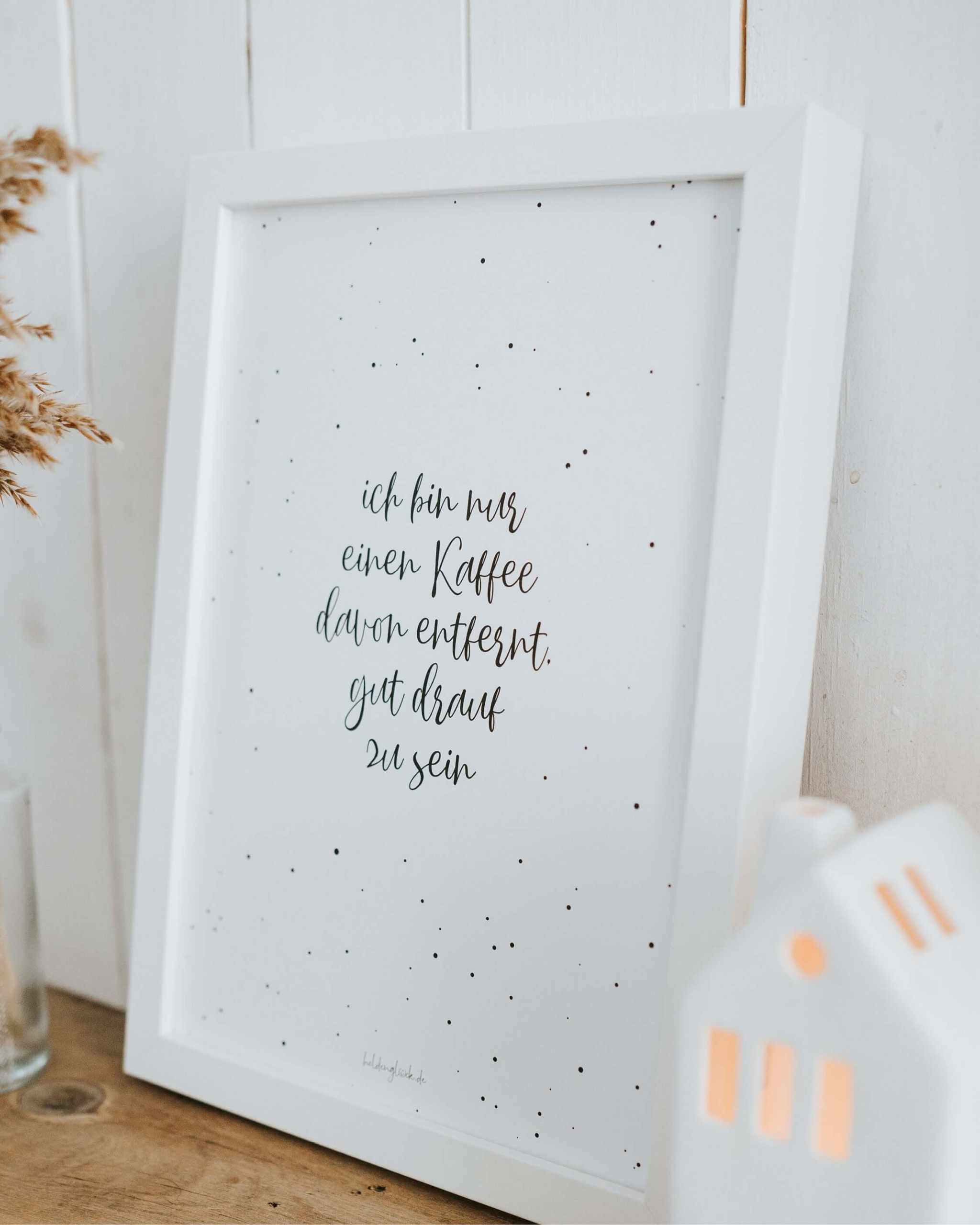 Poster mit dem Spruch „Ich bin nur einen Kaffee davon entfernt, gut drauf zu sein.“ in Schwarz-Weiß, nachhaltiges DIN A4 Kaffee-Motiv