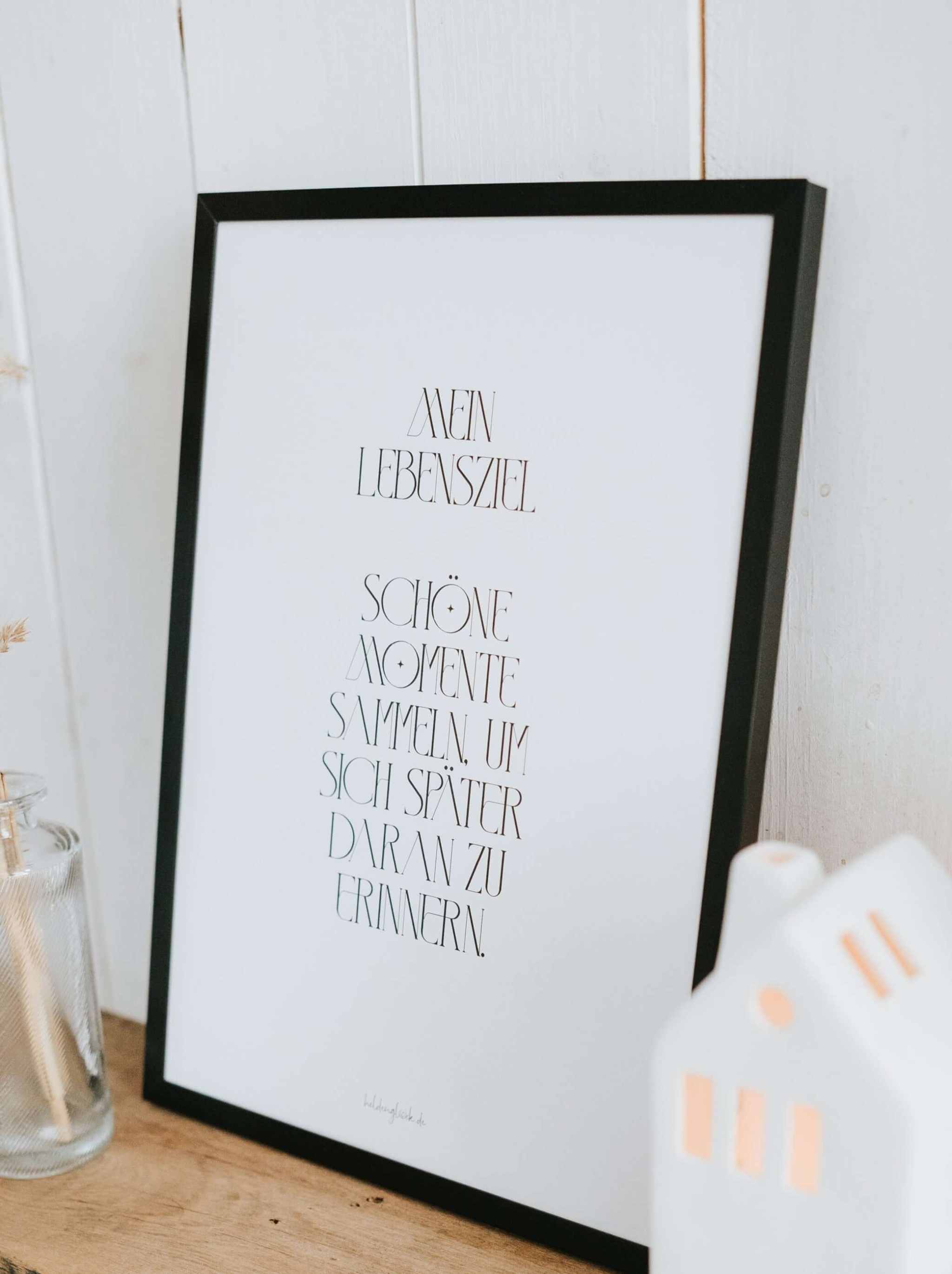 Poster „Schöne Momente sammeln“ mit inspirierendem Lebensziel-Zitat in modernem Schwarz-Weiß-Design auf FSC-zertifiziertem DIN A4 Papier