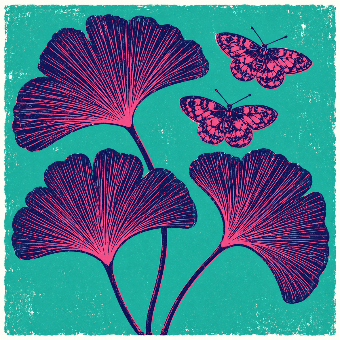 Botanisches Druckmotiv mit drei pink-dunkelblauen Ginkgoblättern und zwei Schmetterlingen auf türkisem Grund
