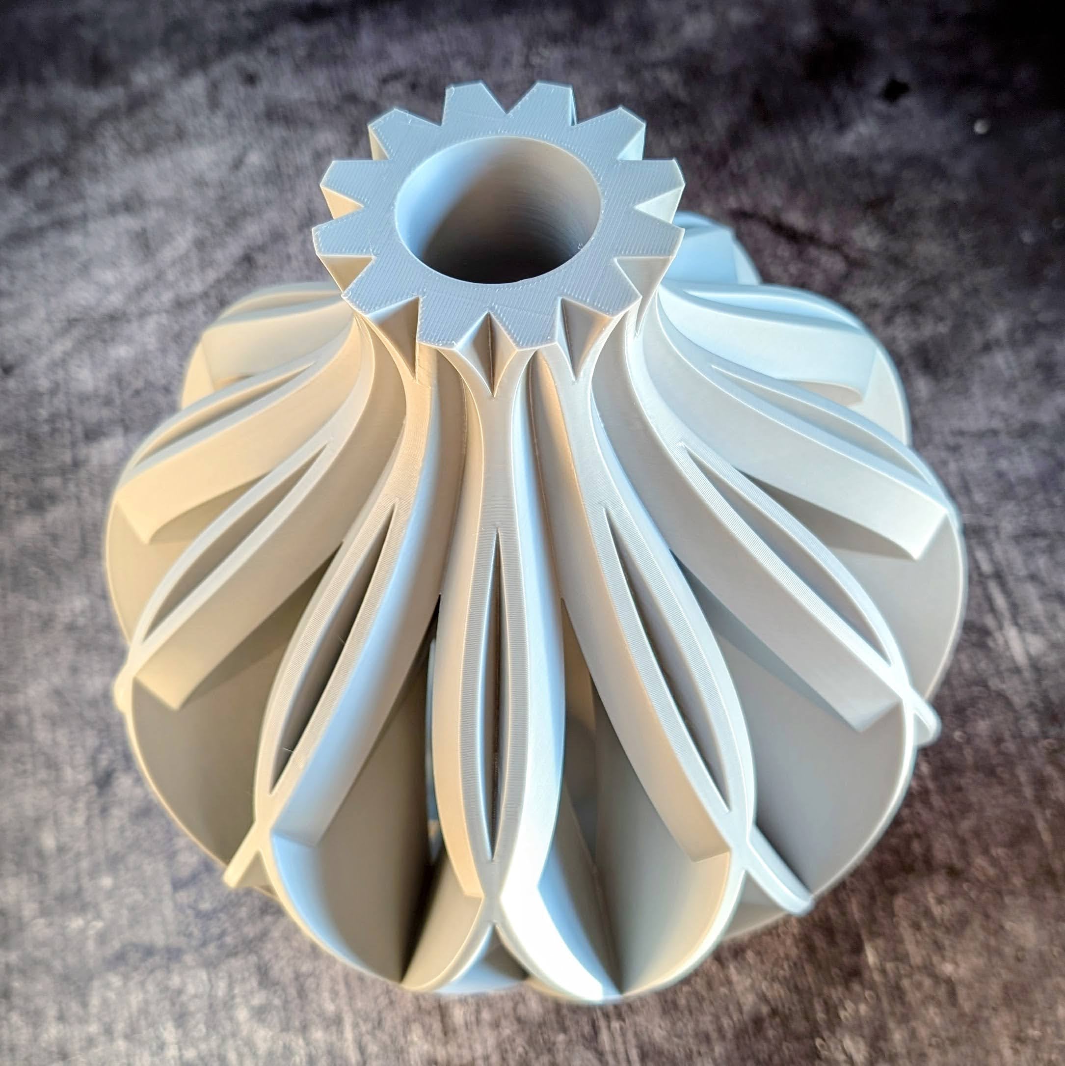 KOVO Vase – Nachhaltige Design-Vase aus PLA in Grau für moderne Dekoration