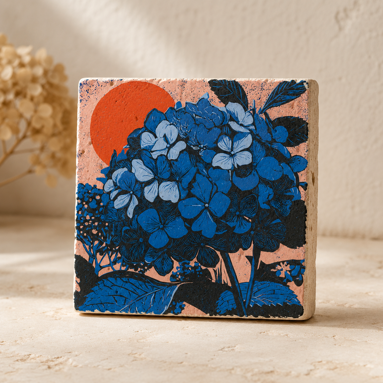 Hortensienglut – kleines Kunstwerk aus Travertin mit blauen Hortensien