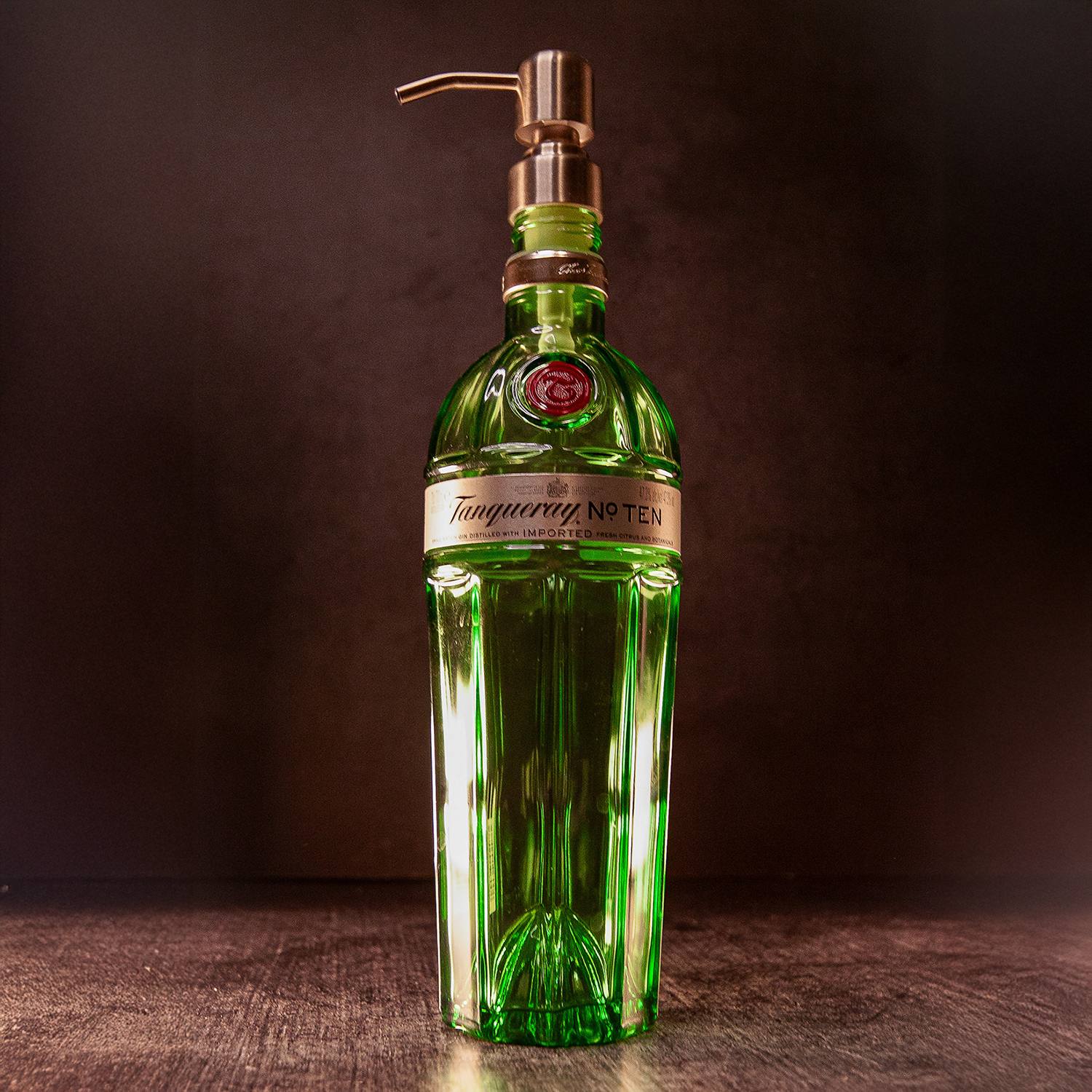 Nachhaltiger Seifenspender aus recycelter Tanqueray No. Ten Ginflasche mit hochwertiger Metallpumpe – einzigartiges Upcycling-Design für Bad und Küche