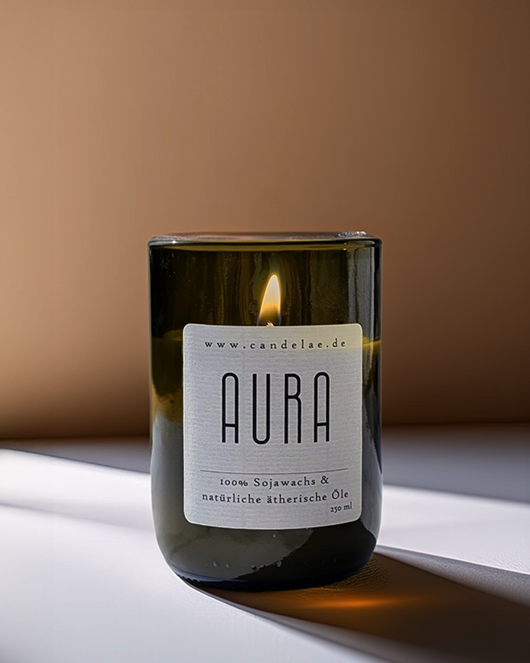 AURA Duftkerze von Candelae – handgegossen aus nachhaltigem Sojawachs in recycelter Weinflasche, mit ätherischen Ölen von Lavendel, Ylang Ylang, Bergamotte, Rosmarin und Zedernholz für eine entspannte Atmosphäre.
