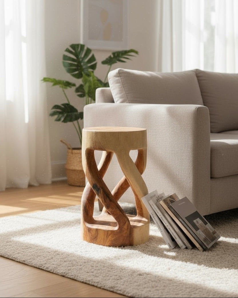 FaHome Beistelltisch Rundgedreht“ aus massivem Suarholz (50 × 28 × 28 cm) neben Sofa im Wohnzimmer; skulpturales Unikat als Ablagetisch.