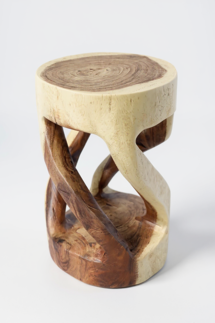 FaHome Holzhocker/Beistelltisch aus massivem Suarholz, handgefertigtes Unikat mit organisch verschlungenen Streben; Studioansicht in 3/4-Perspektive, 50 × 28 × 28 cm – Candelae Collab.