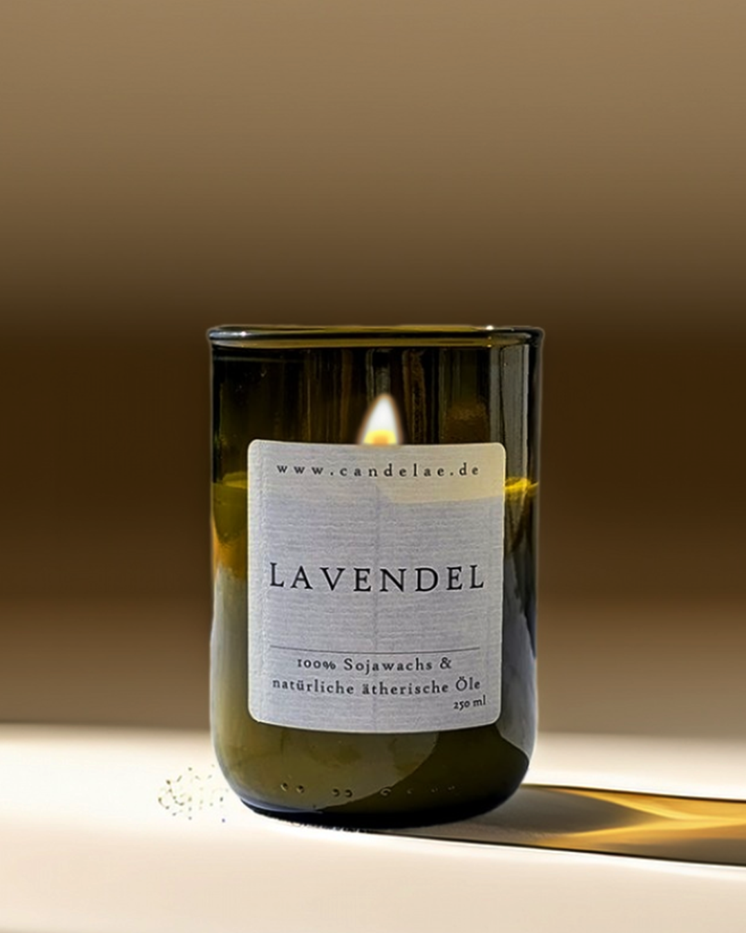 Candelae Duftkerze „Lavendel“ – 250 ml Sojawachs im grünen Glas aus recycelter Weinflasche, mit natürlichen ätherischen Ölen; vegan, handgemacht.