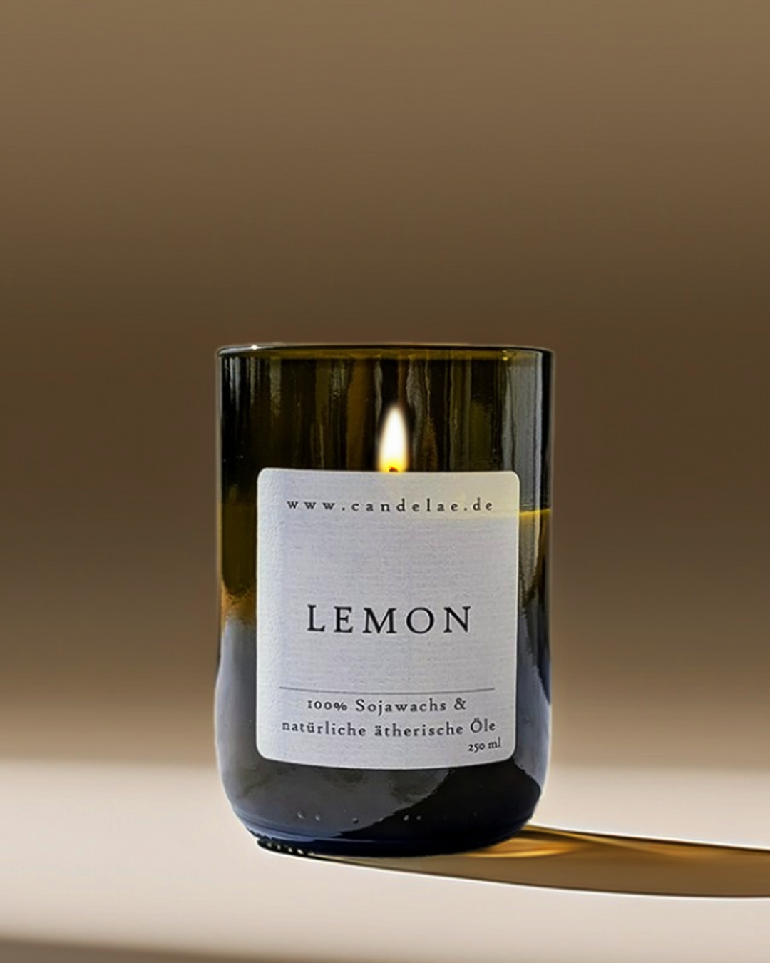 Candelae Duftkerze Lemon (Zitrone), 250 ml Sojawachs im grünen Glas aus recycelter Weinflasche, mit natürlichen ätherischen Ölen, vegan.