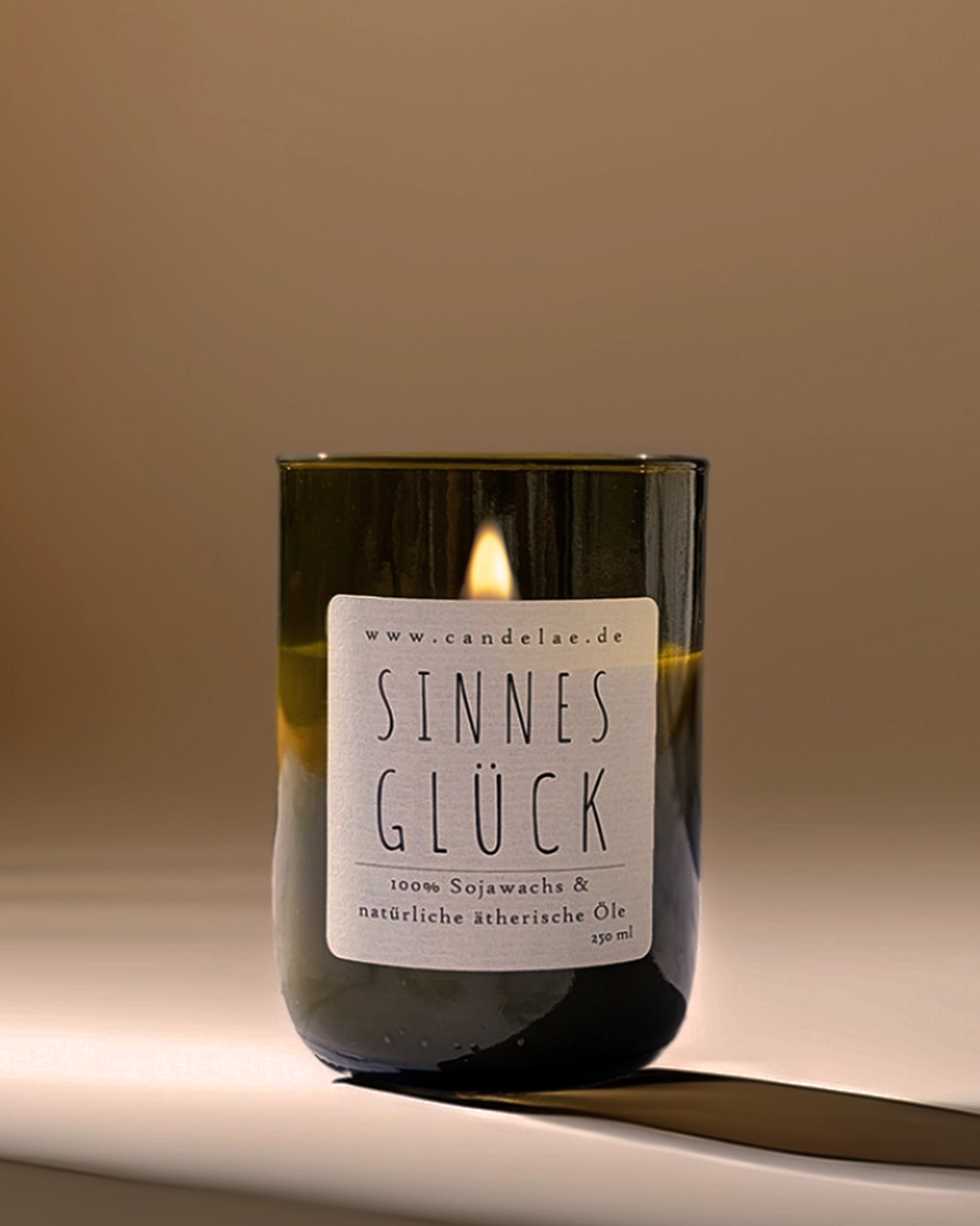 Candelae Duftkerze „Sinnesglück“ – 250 ml Sojawachs im grünen Glas aus recycelter Weinflasche, mit ätherischen Ölen; vegan, handgemacht.
