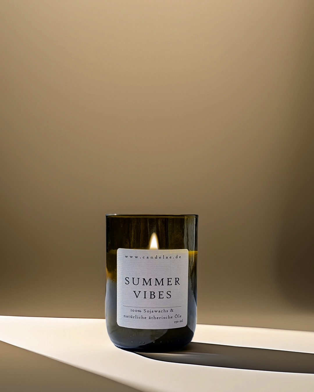 Candelae Duftkerze „Summer Vibes“ – 250 ml Sojawachs im grünen Glas aus recycelter Weinflasche, mit natürlichen ätherischen Ölen; vegan, handgemacht.