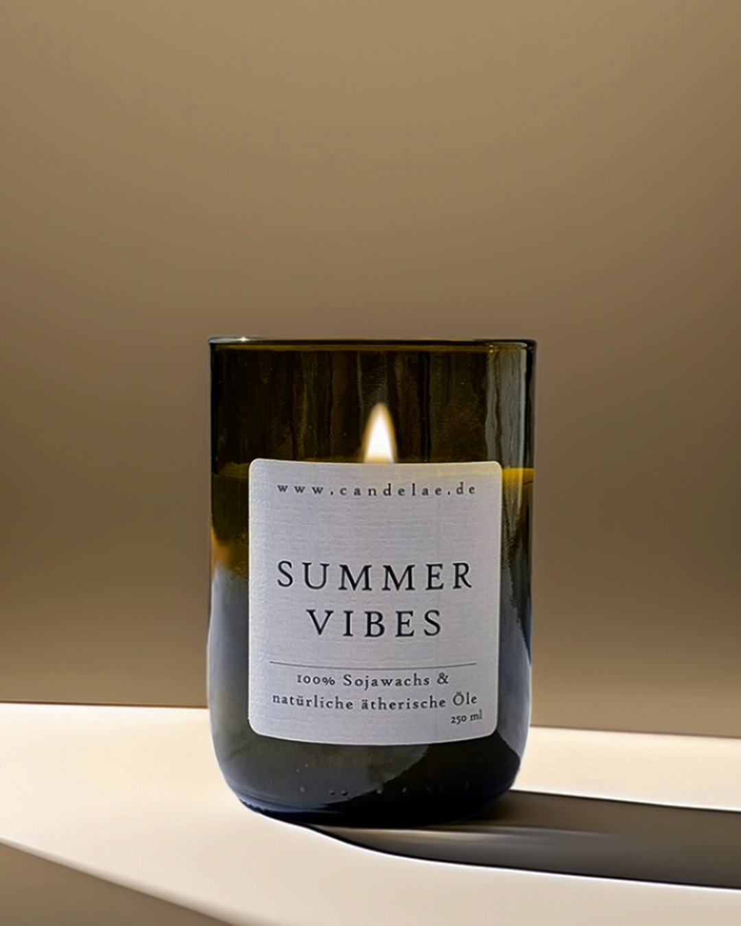 Candelae Duftkerze „Summer Vibes“ – 250 ml Sojawachs im grünen Glas aus recycelter Weinflasche, mit natürlichen ätherischen Ölen; vegan, handgemacht.