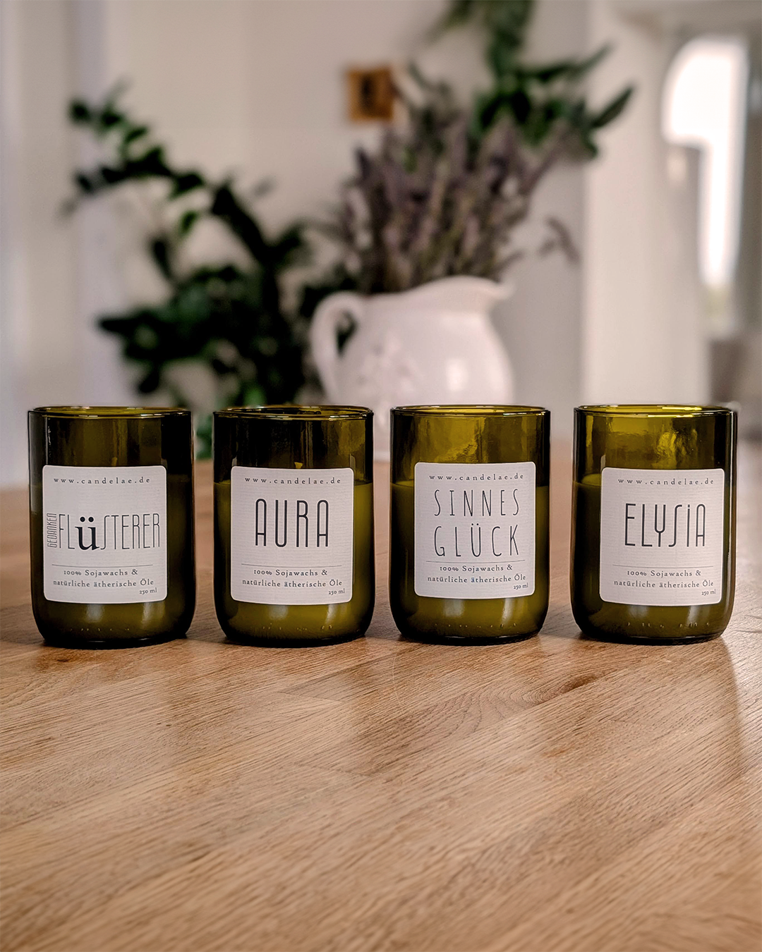 Candelae Duftkerzen Set – Gedankenflüsterer, AURA, Sinnesglück und ELYSIA; Sojawachs mit natürlichen ätherischen Ölen im upgecycelten Weinflaschen-Glas (je 250 ml).