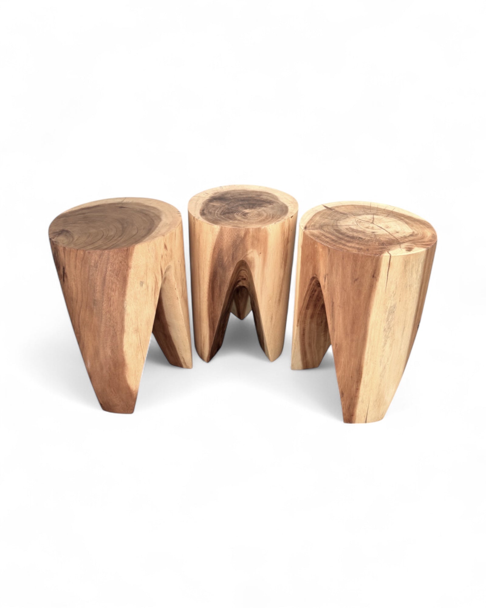 Trio FaHome „Arc“ Beistelltische/Hocker aus massivem Teakholz (45 × 30 cm), Frontansicht – skulpturale Bogenöffnung und natürliche Holzmaserung, Candelae Collab