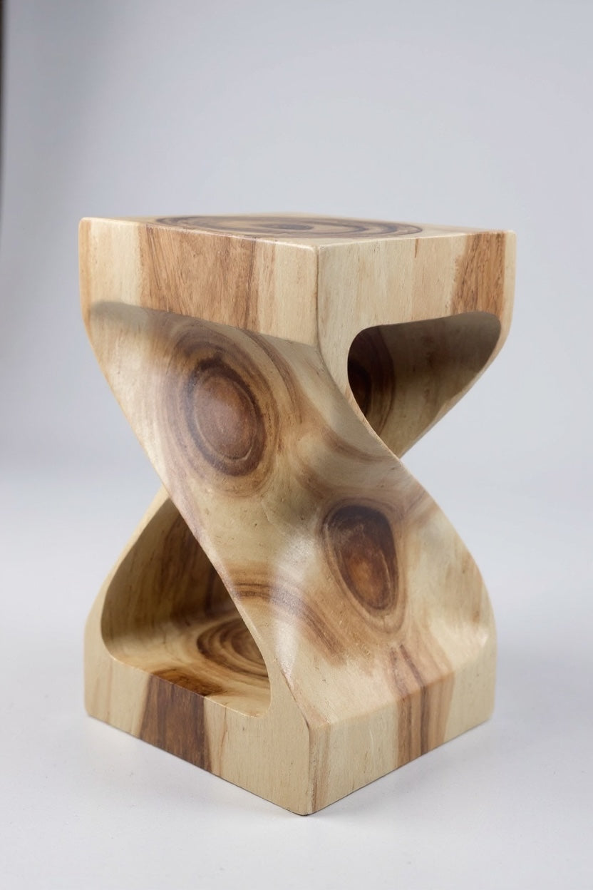 FaHome „Twist“ Beistelltisch/Hocker aus Samanholz (50×28×28 cm), handgefertigt – 3/4-Ansicht mit organisch verdrehter Form, freigestellt.